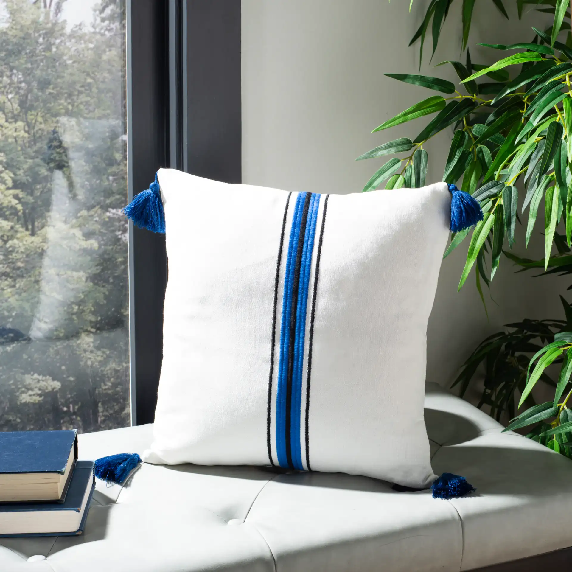 Orlanda Pillow in White / Navy Blue, detail view