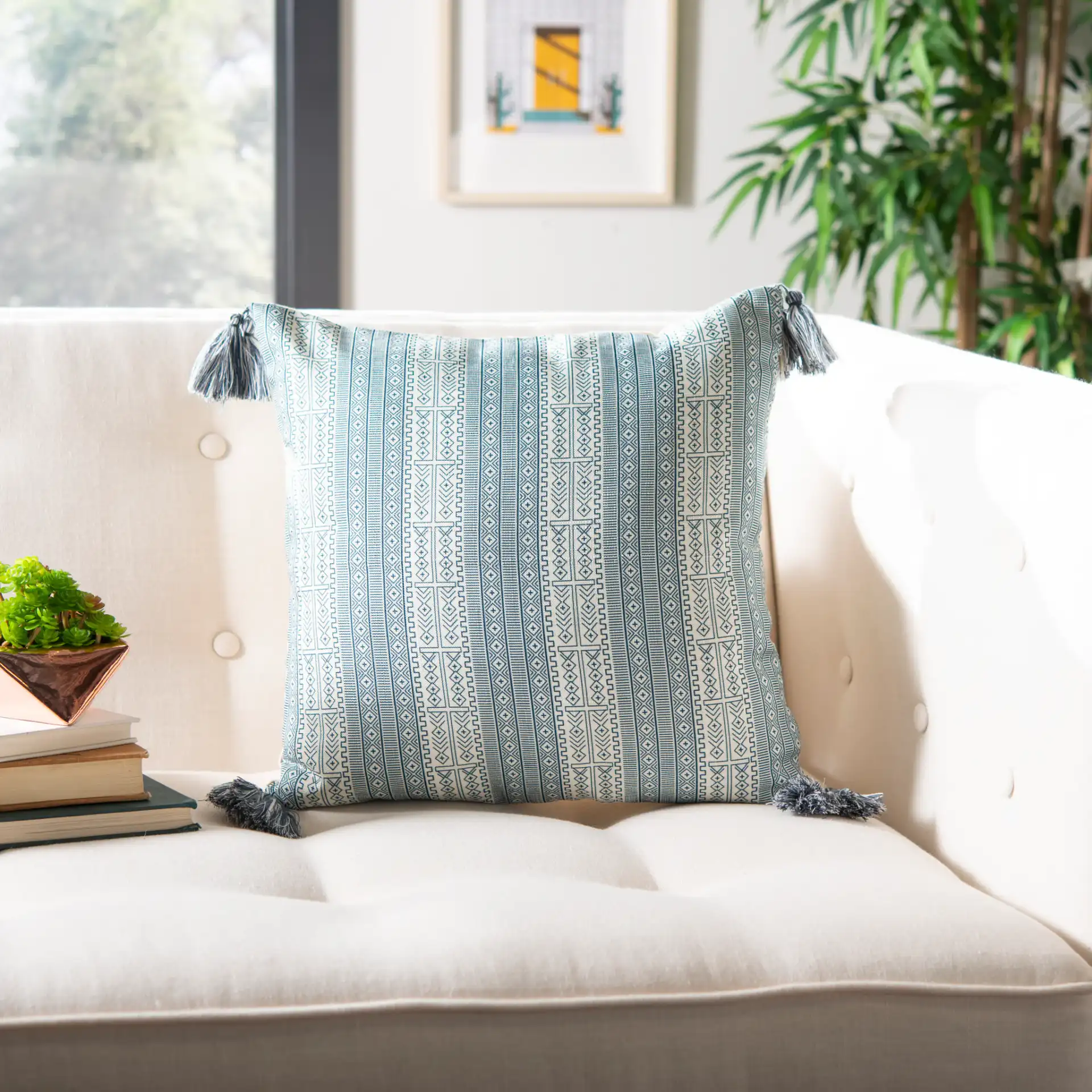 Lunette Pillow in White / Blue, detail view