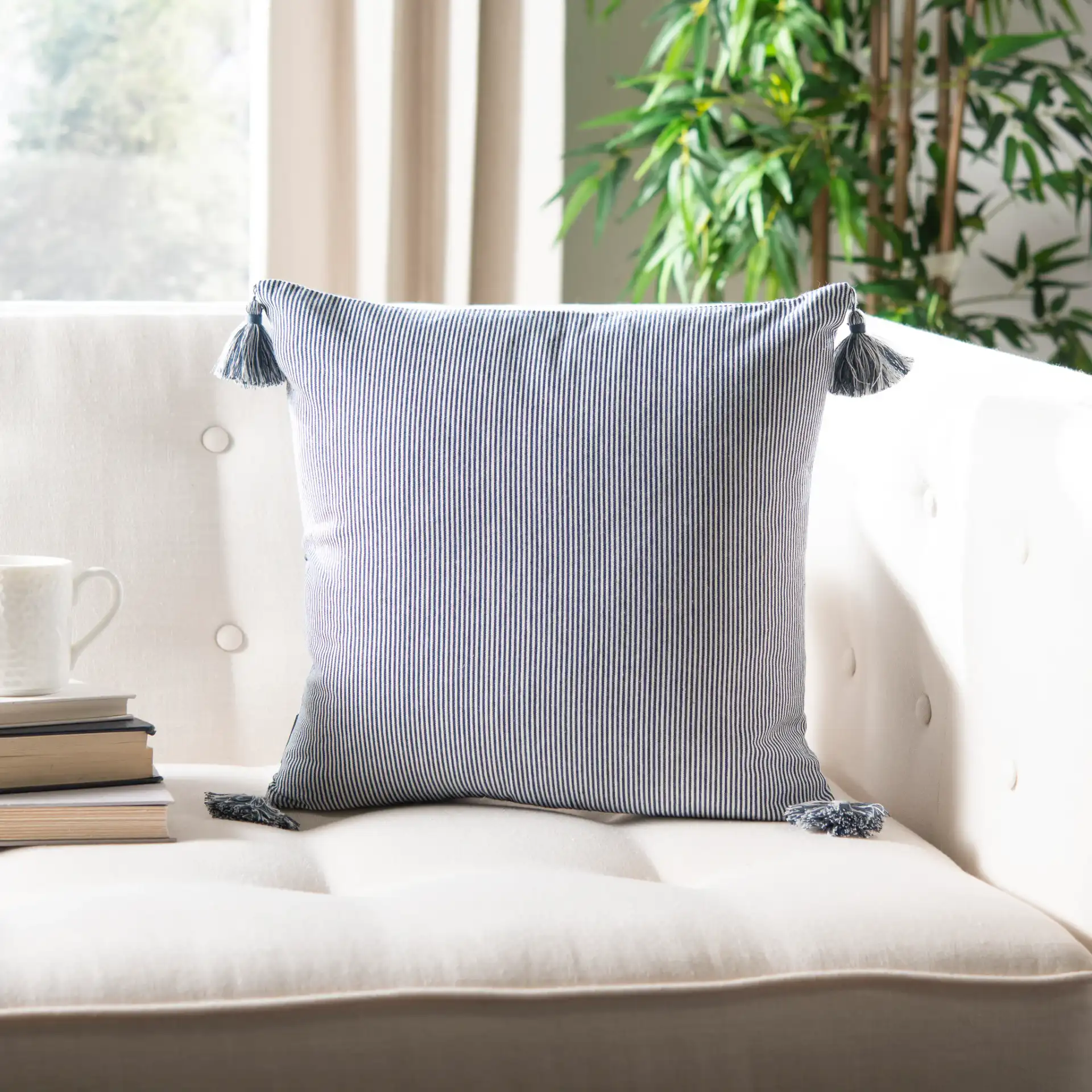 Sidney Pillow in Blue / White, detail view