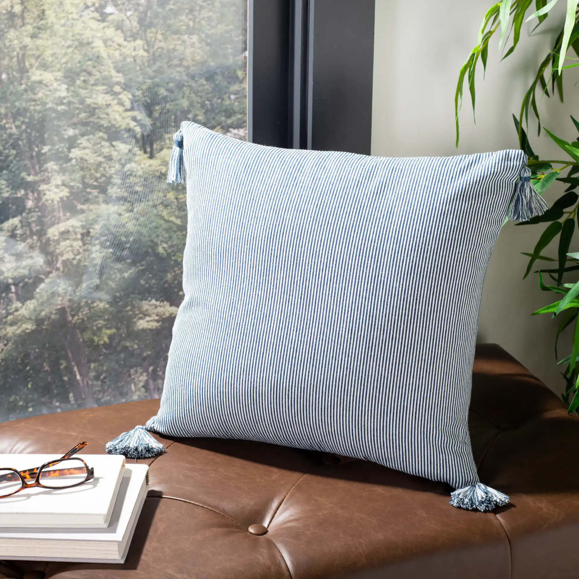 Sidney Pillow in Blue / White, detail view