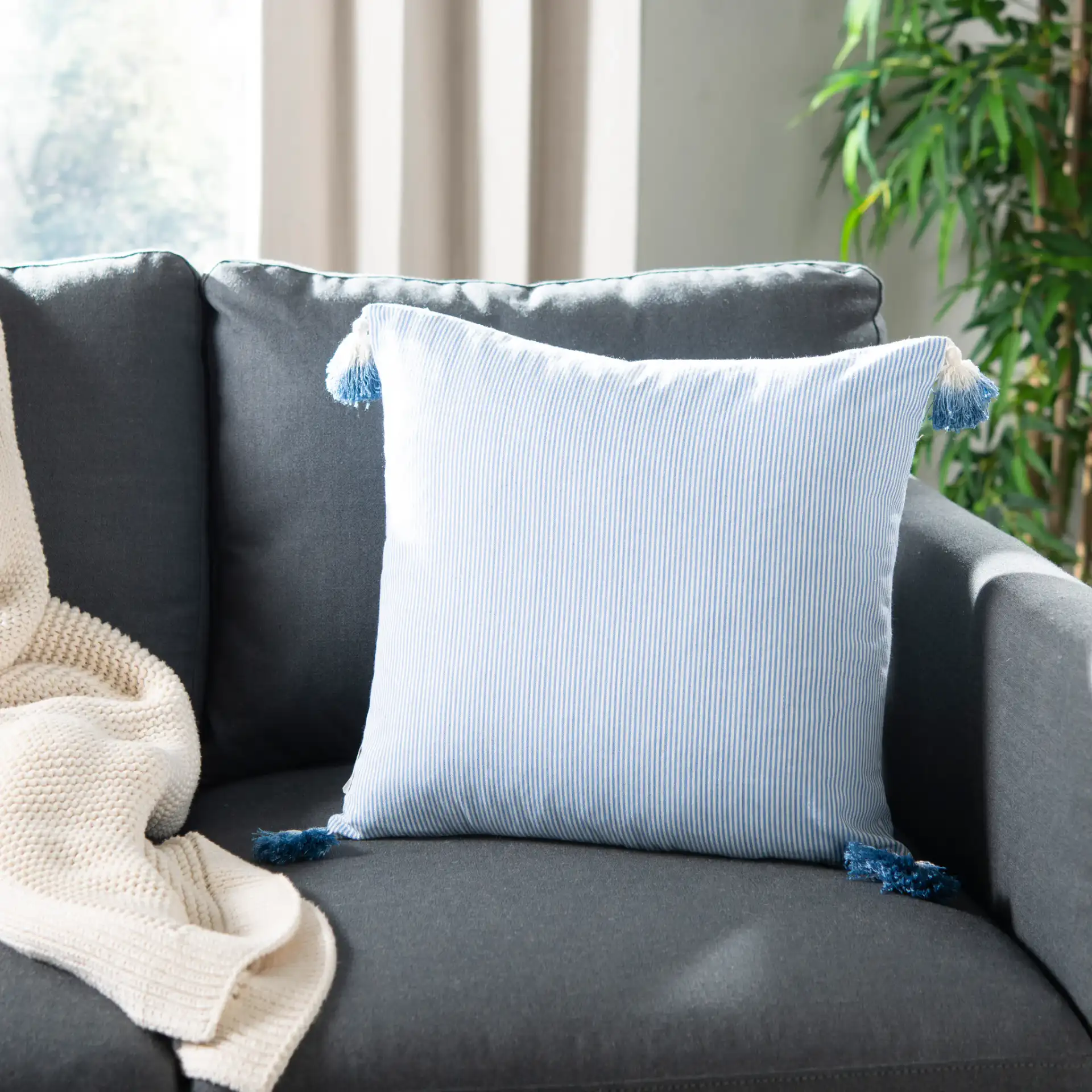 Sidney Pillow in Blue / White, detail view