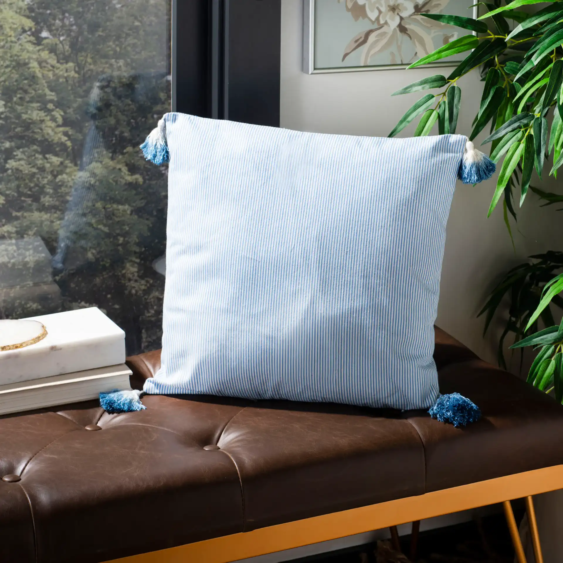 Sidney Pillow in Blue / White, detail view