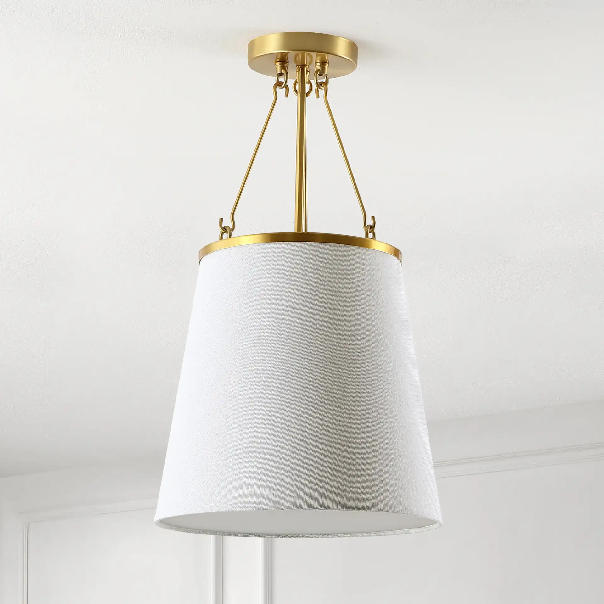 Valor Pendant in Gold / White, detail view