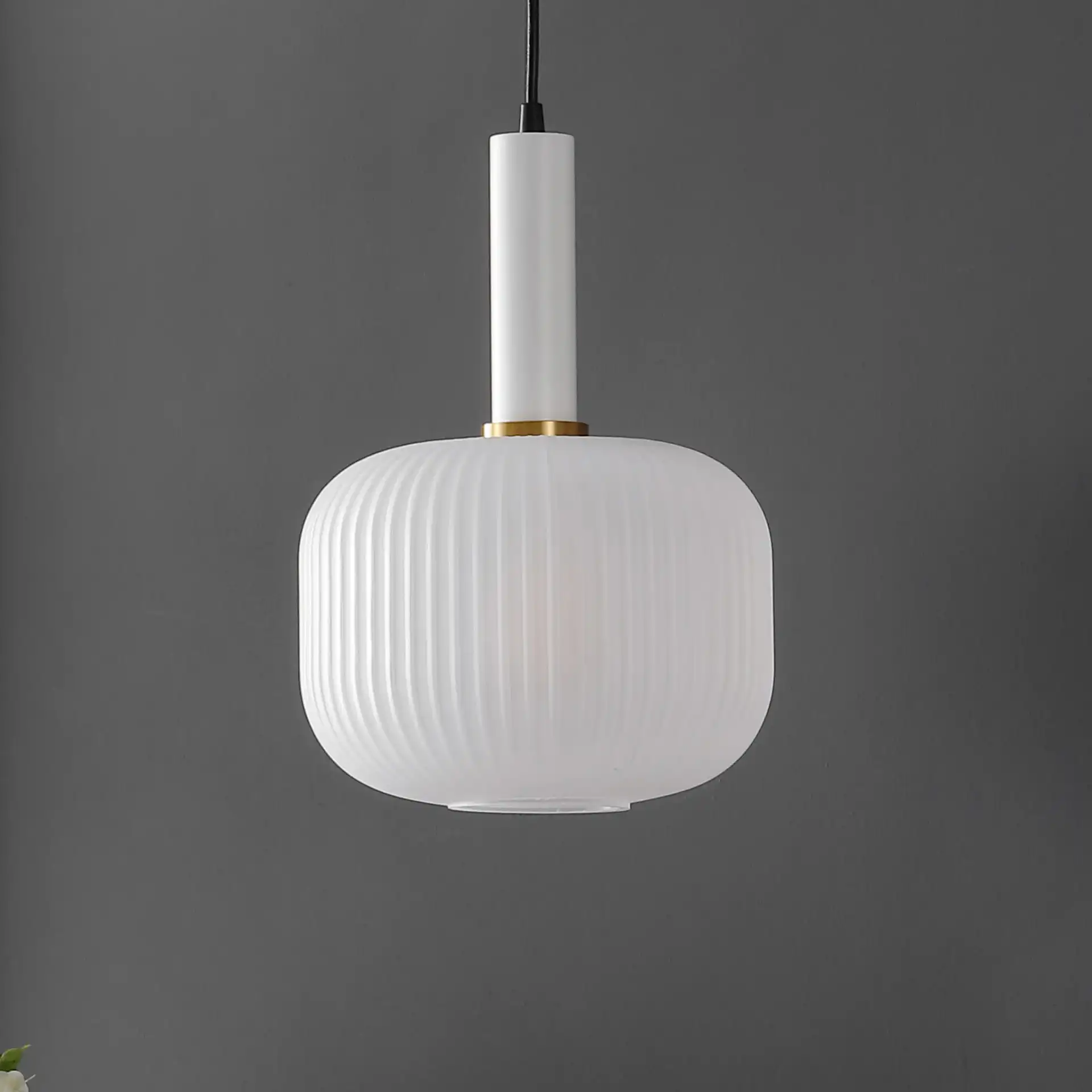Naois Pendant in White / Black, detail view