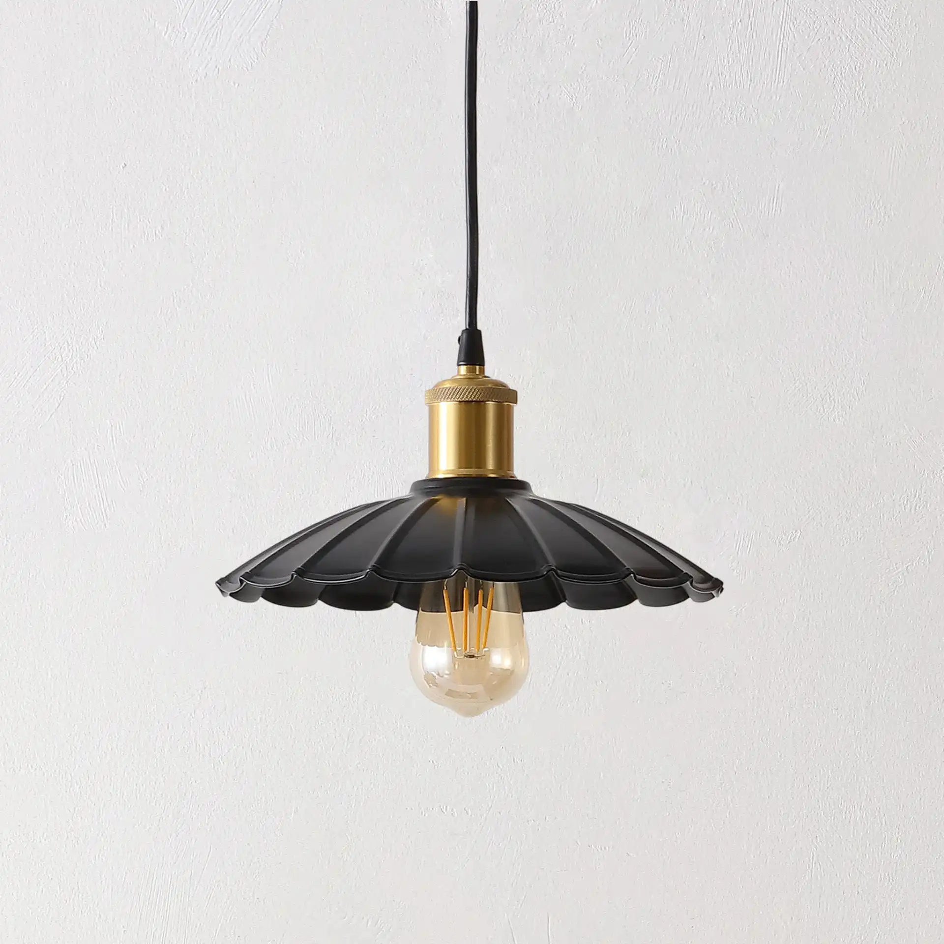 Novaire Pendant in Black / Brass, detail view