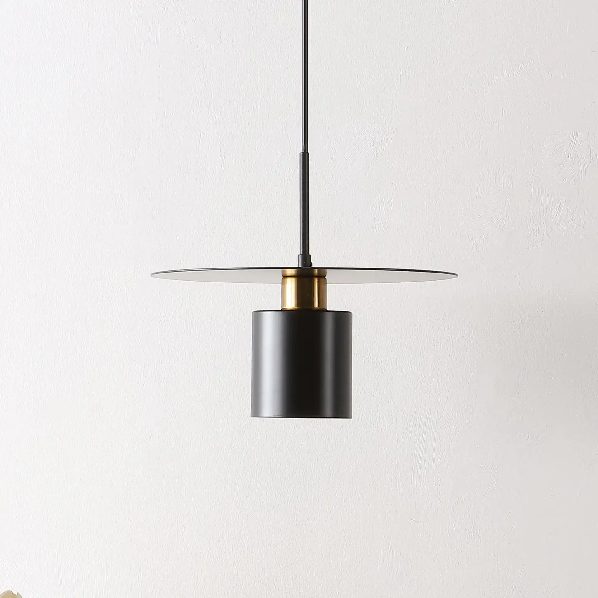 Mynoby Pendant in Black / Brass, detail view