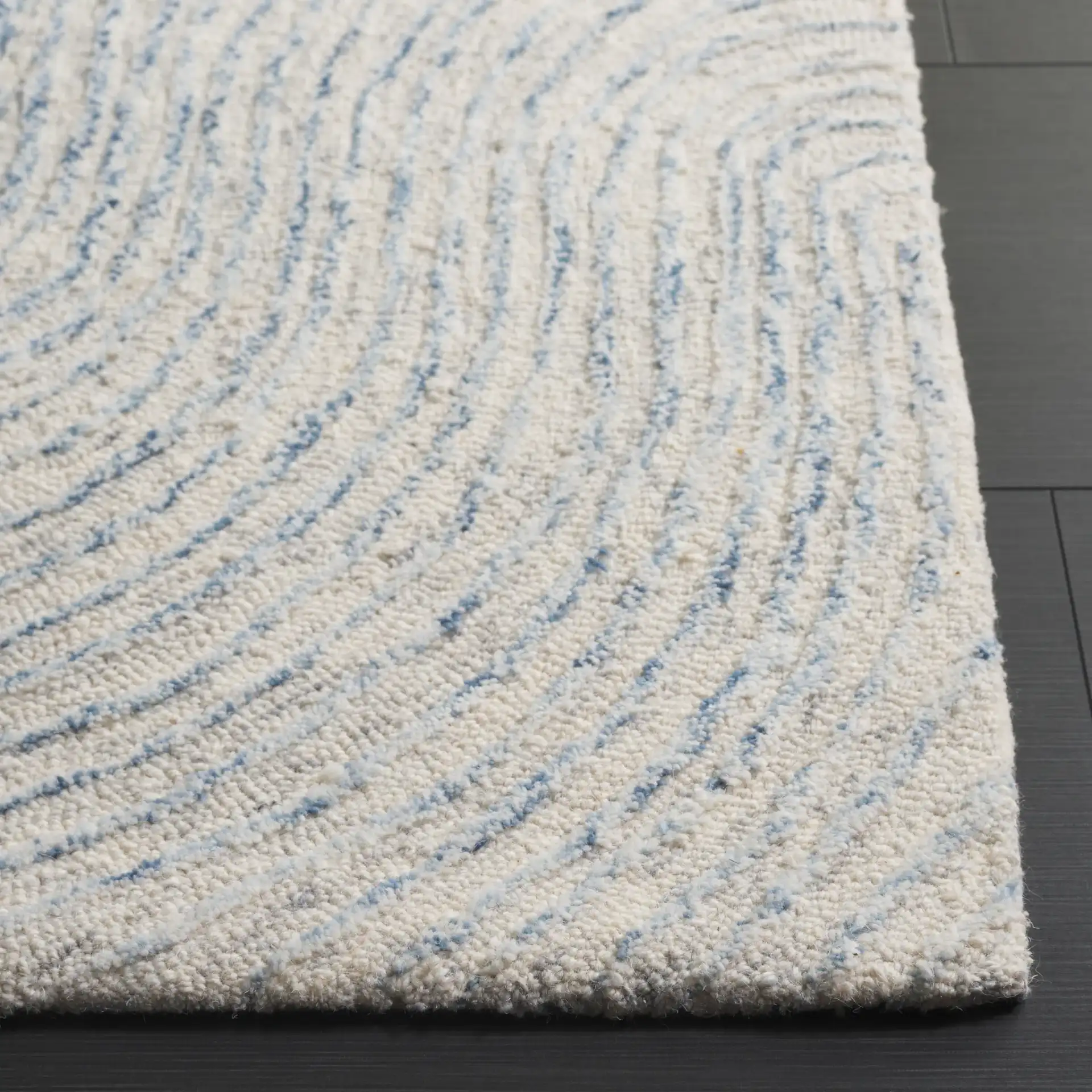 Pine Concentric Arc Hand-Tufted Wool Rug in Light Gray / Ivory in a styled room