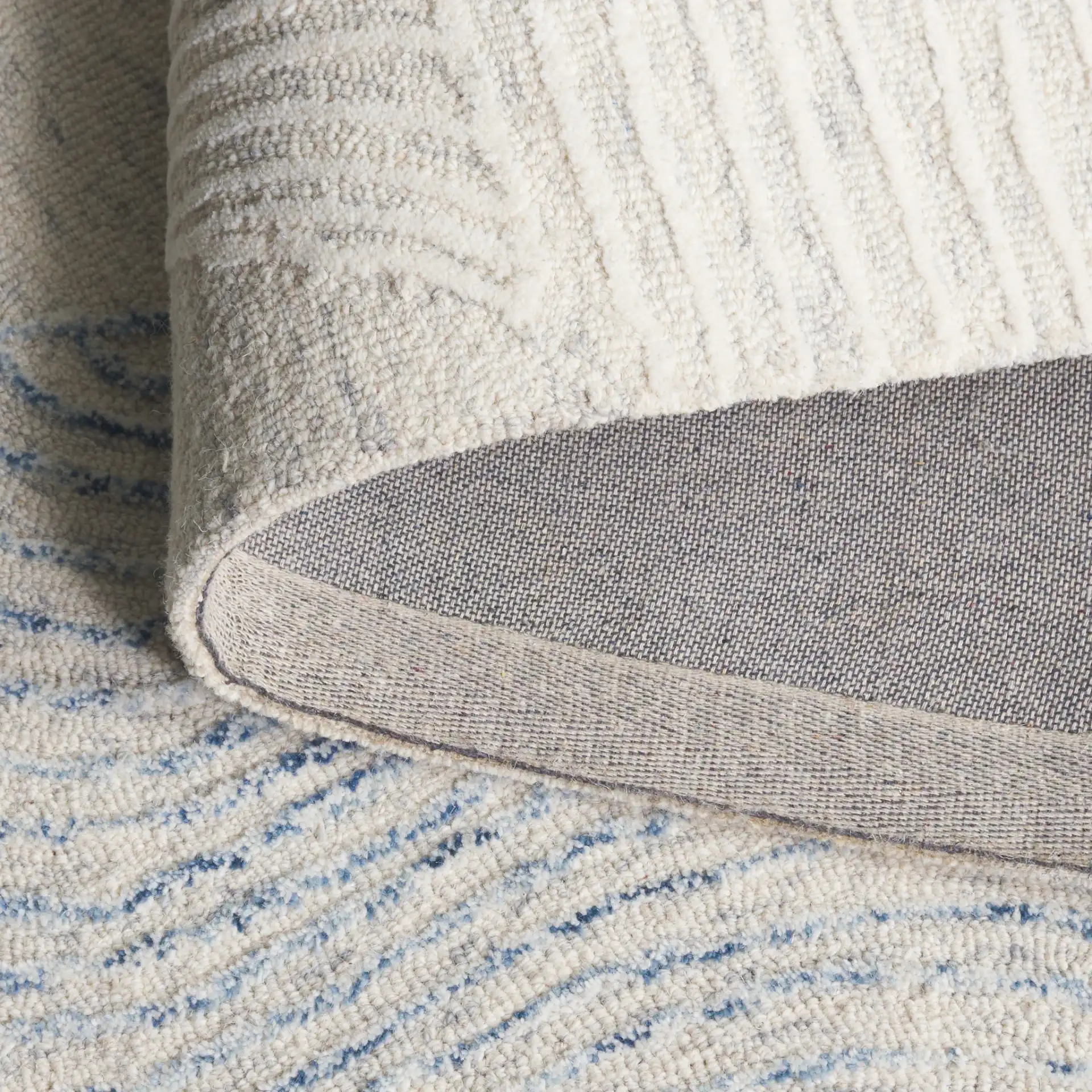 Pine Concentric Arc Hand-Tufted Wool Rug in Light Gray / Ivory in a styled room