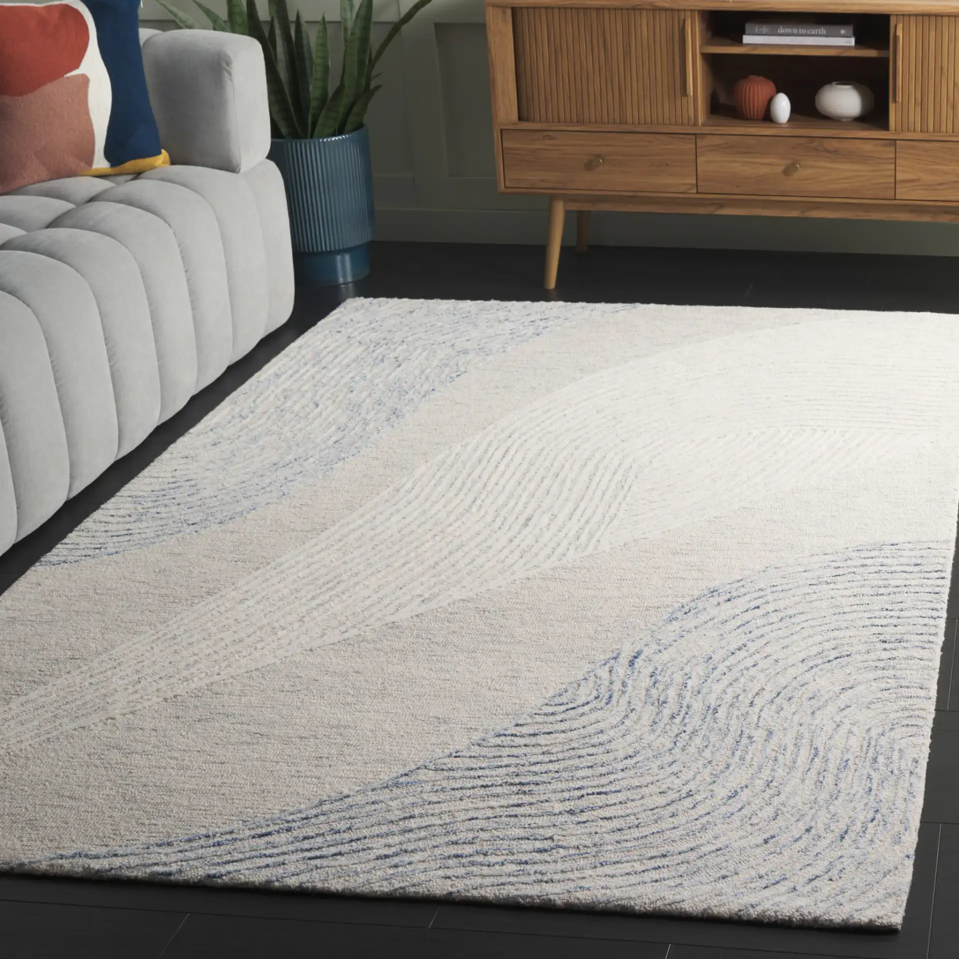 Pine Concentric Arc Hand-Tufted Wool Rug in Light Gray / Ivory in a styled room