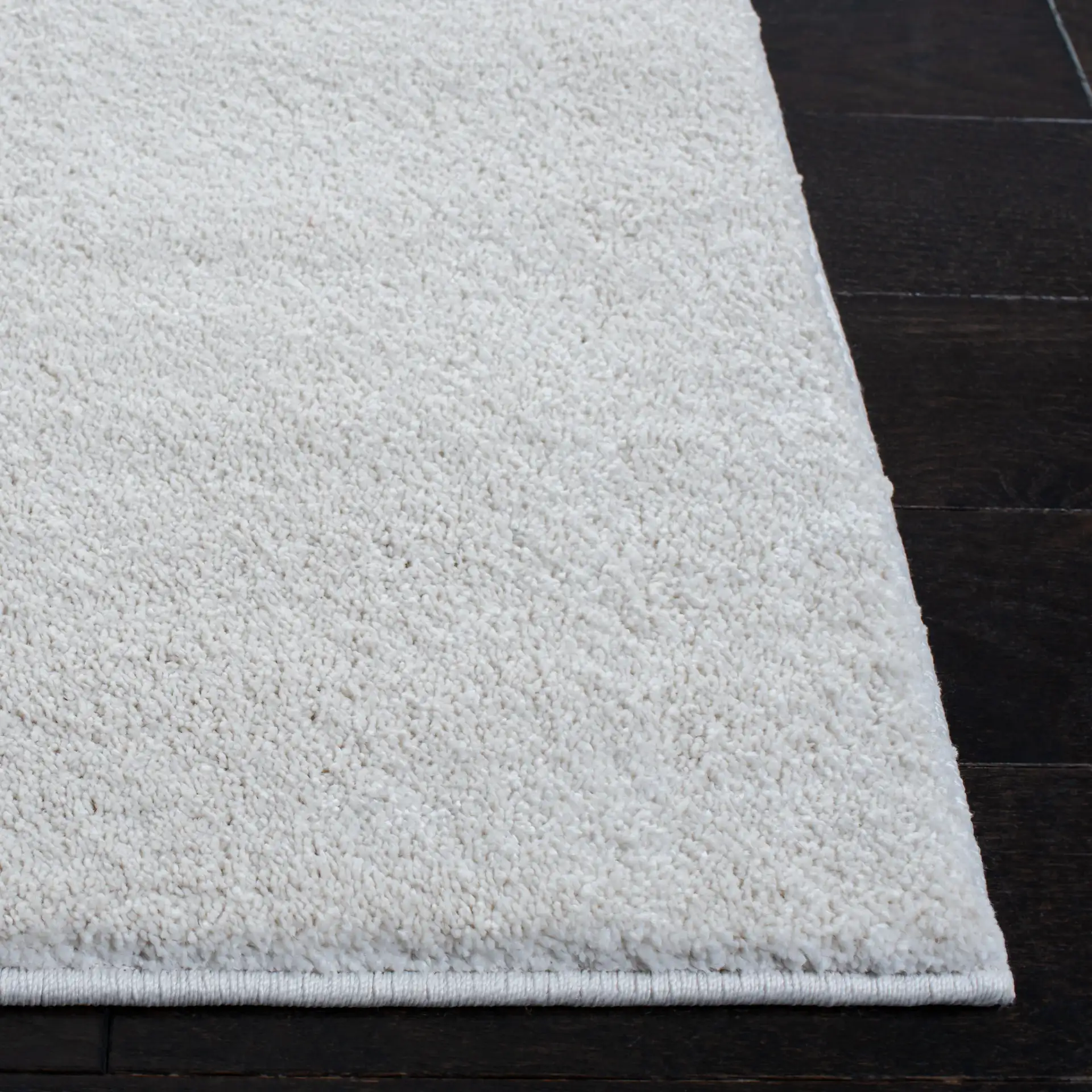 Pattern & Solid Pattern And Solid Textured Solid Rug in Ivory in a styled room