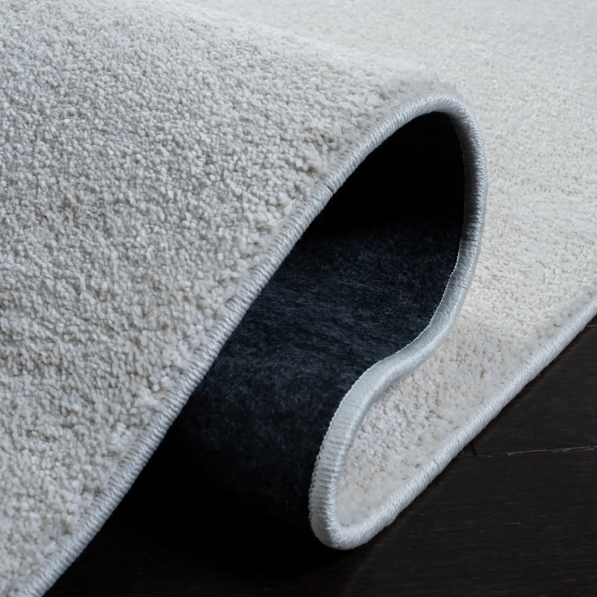 Pattern & Solid Pattern And Solid Textured Solid Rug in Ivory in a styled room