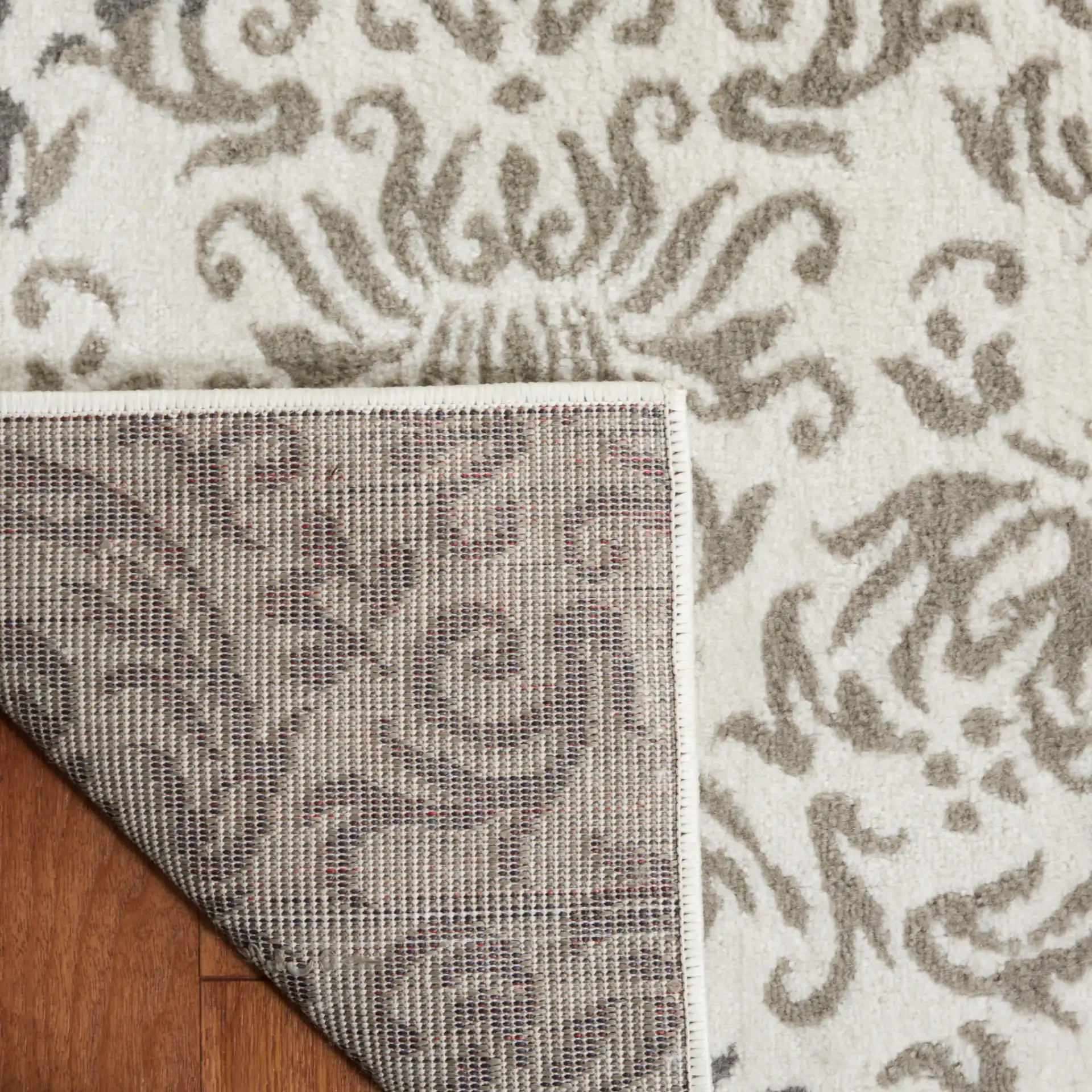 Pyramid Damask Rug in Ivory Gray / Charcoal in a styled room