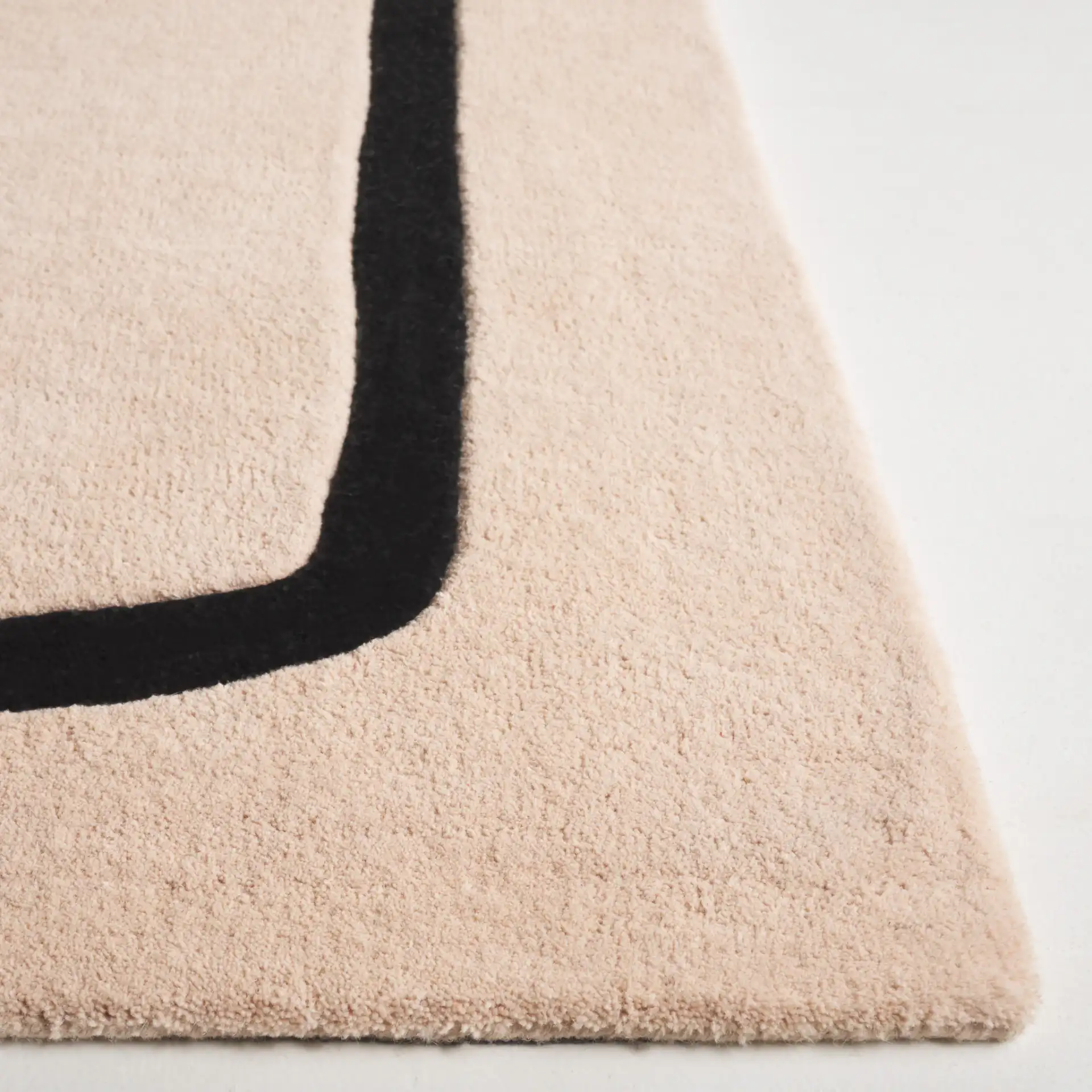Rodeo Drive Abstract Loop Hand-Tufted Wool Rug in Ivory / Black in a styled room