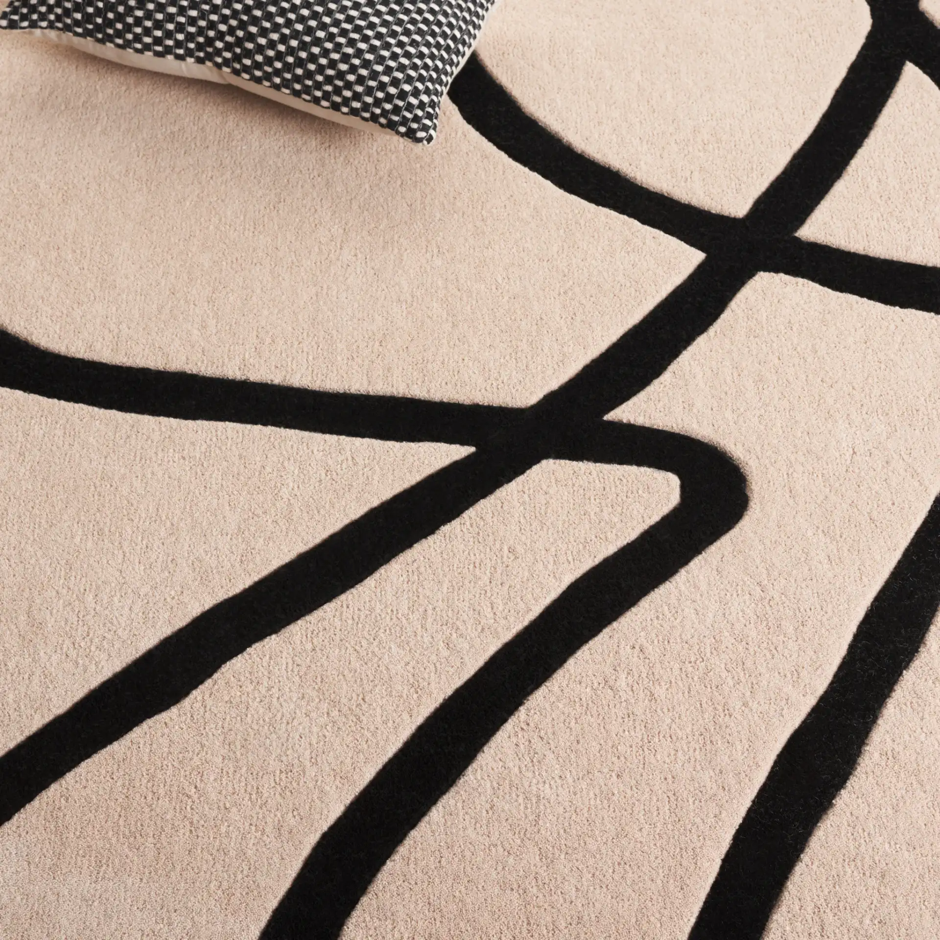 Rodeo Drive Abstract Loop Hand-Tufted Wool Rug in Ivory / Black in a styled room