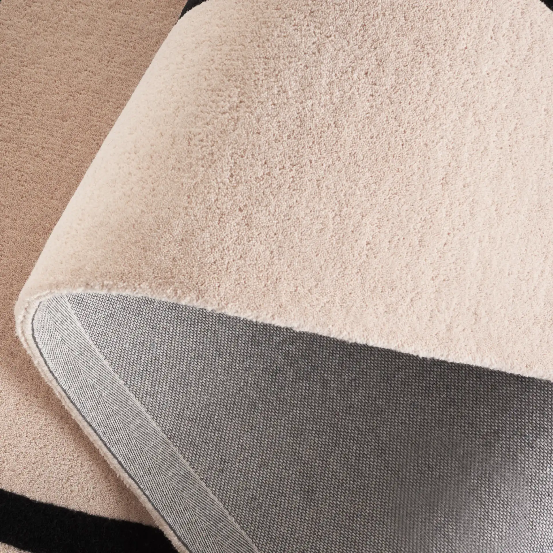 Rodeo Drive Abstract Loop Hand-Tufted Wool Rug in Ivory / Black in a styled room