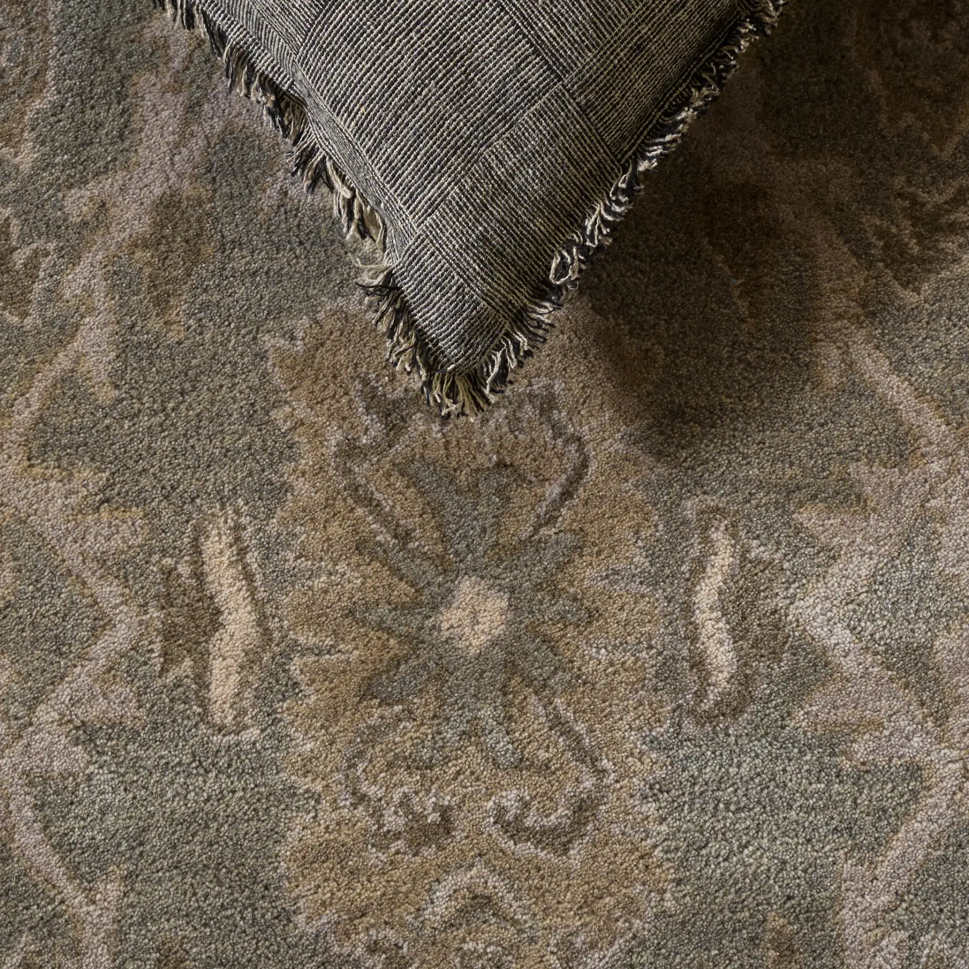Royalty Palmette Bordered Hand-Tufted Wool Rug in Gray / Cream in a styled room