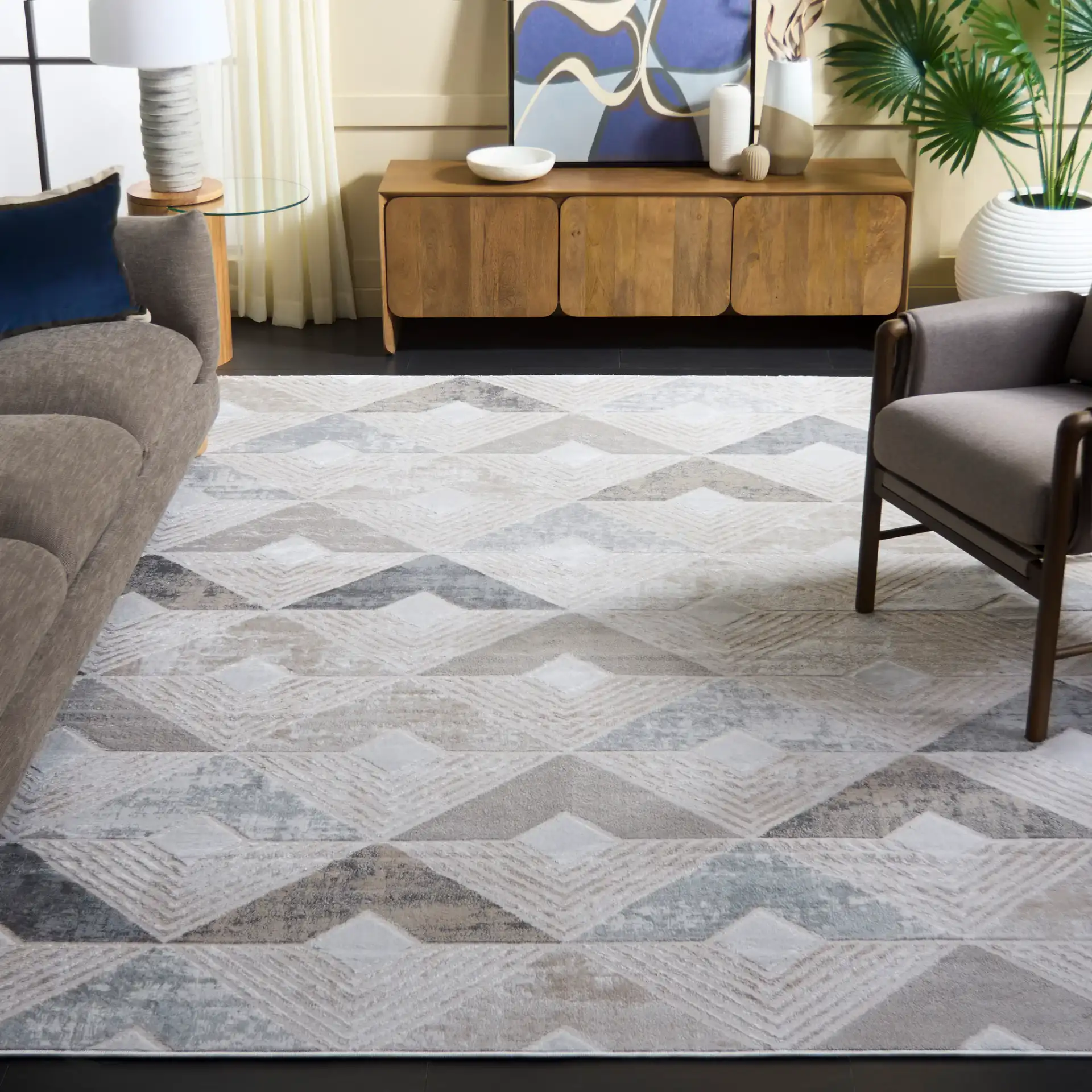 Saylor Chevron Rug in Gray / Dark Gray