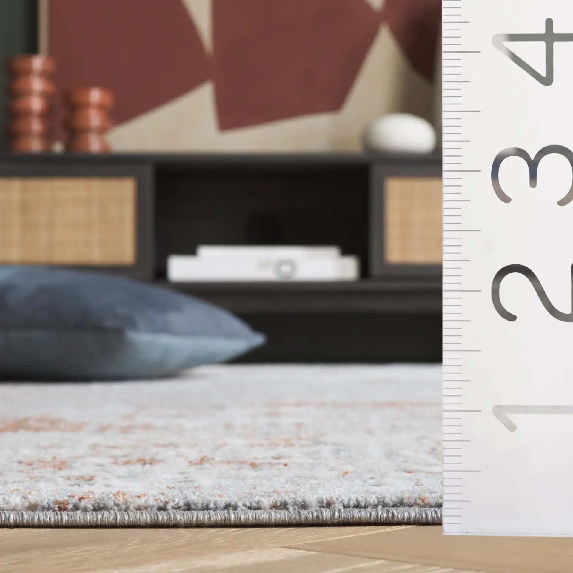 Scarlett Abstract Mottled Rug in Light Gray / Ivory Rust in a styled room