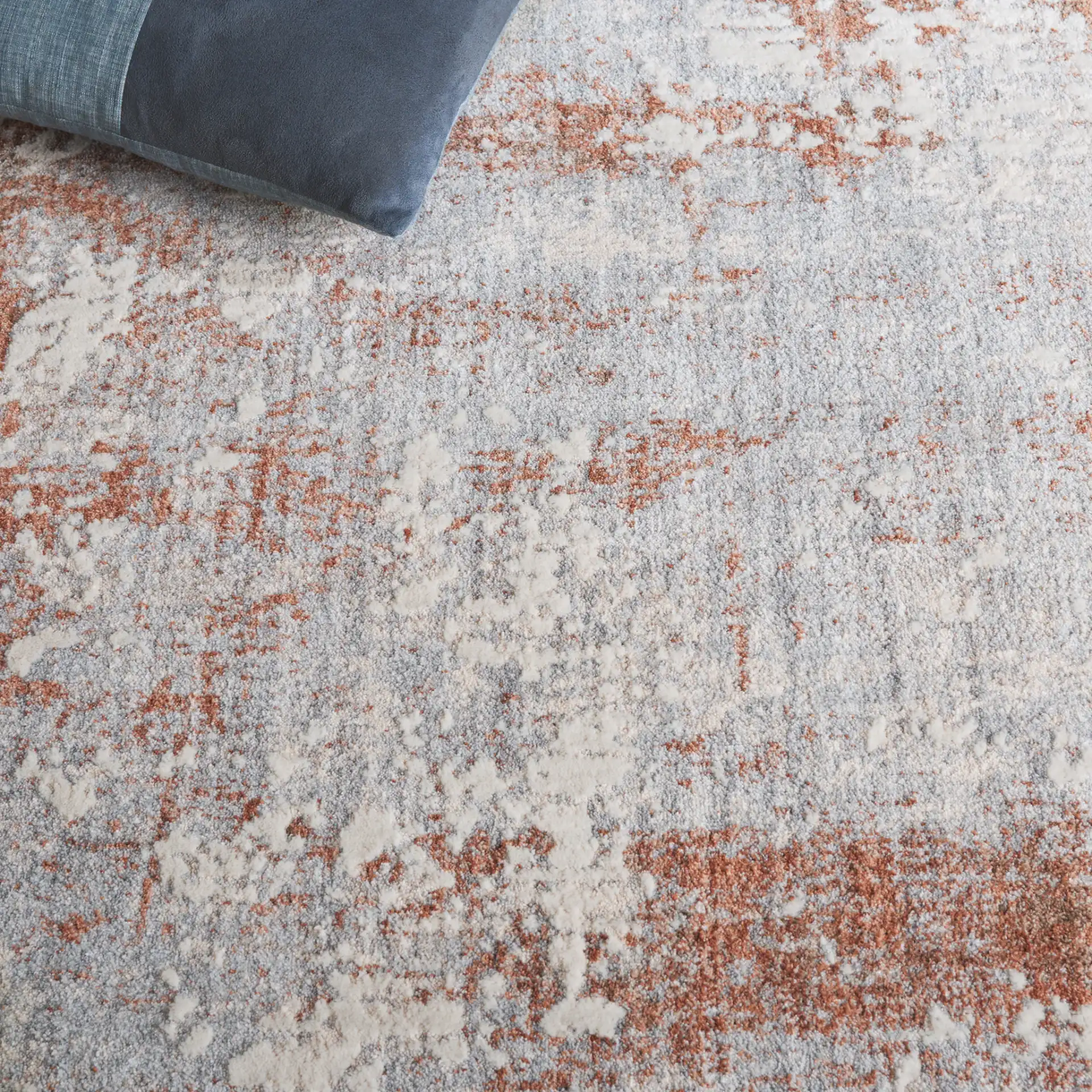 Scarlett Abstract Mottled Rug in Light Gray / Ivory Rust in a styled room