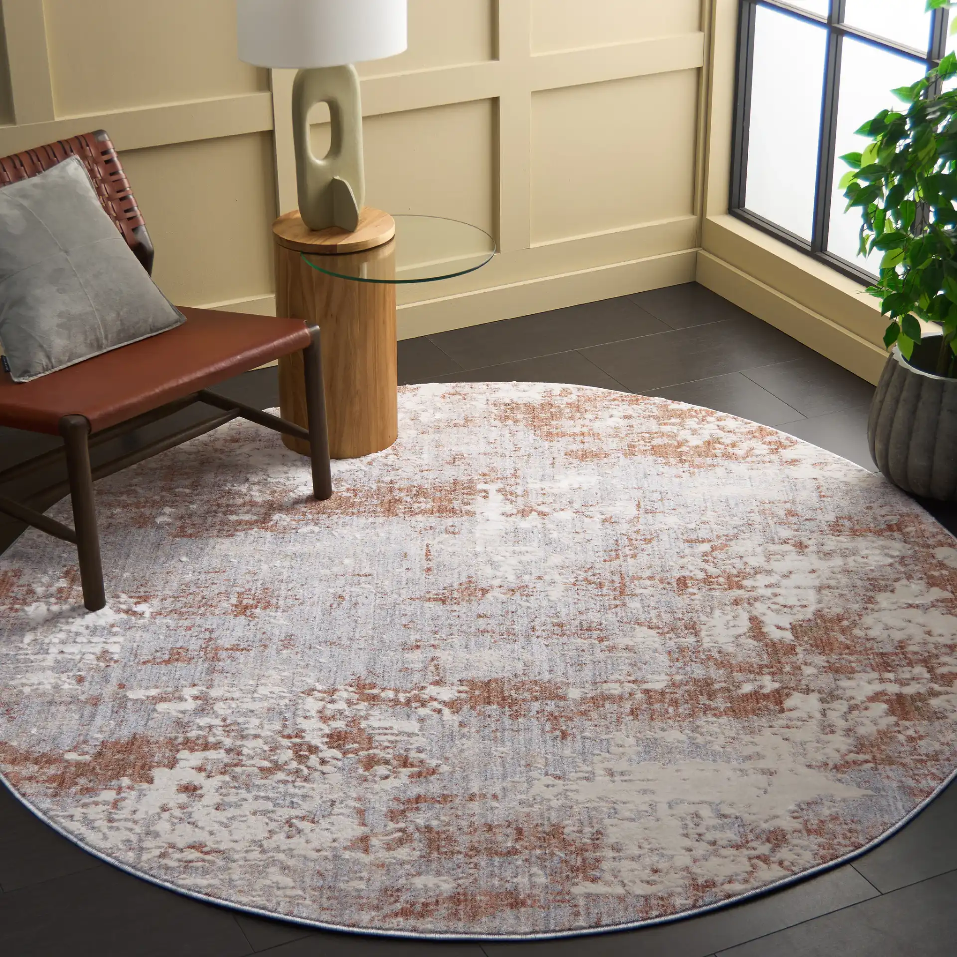 Scarlett Abstract Mottled Rug in Light Gray / Ivory Rust in a styled room