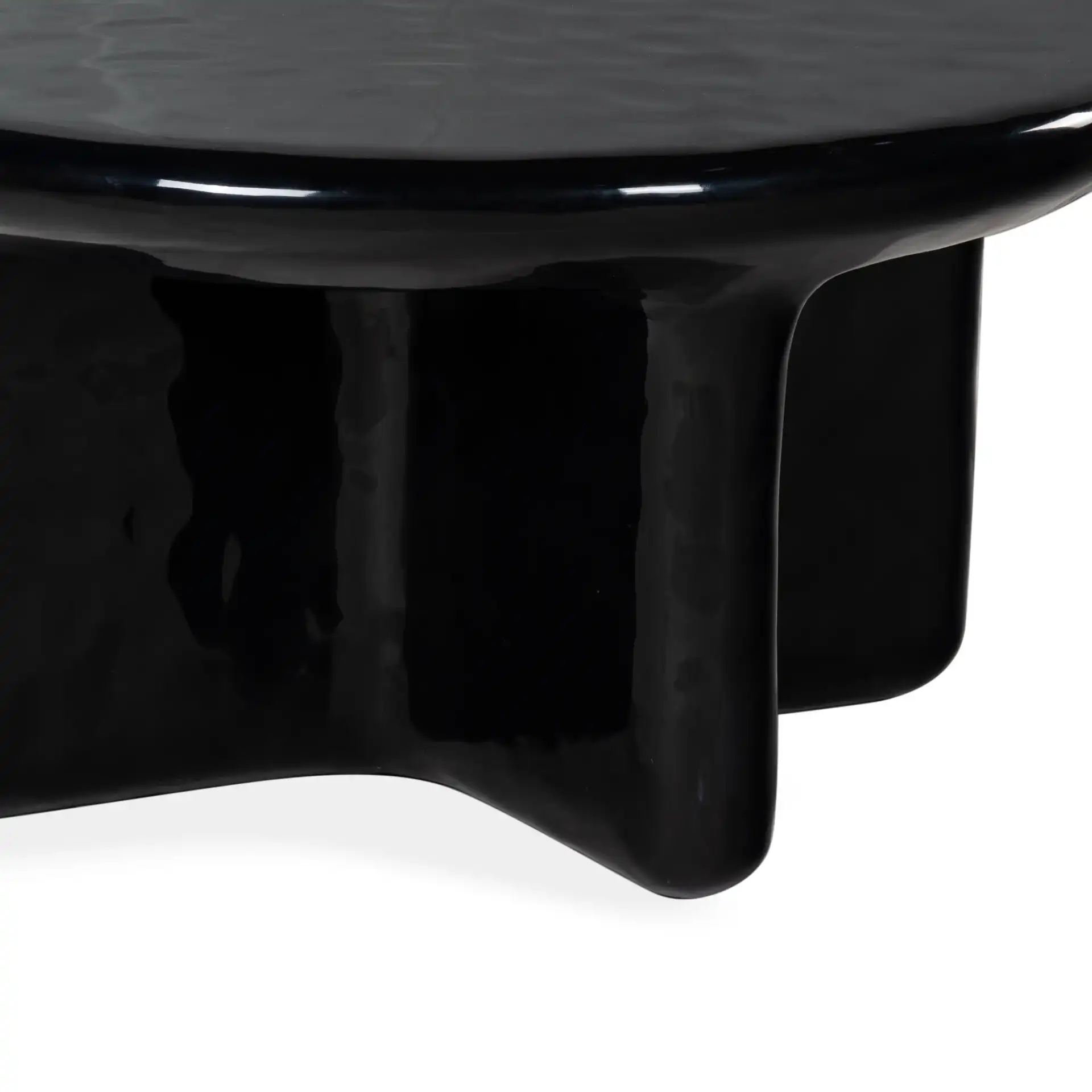 Tressarose Round Coffee Table in Black, detail view