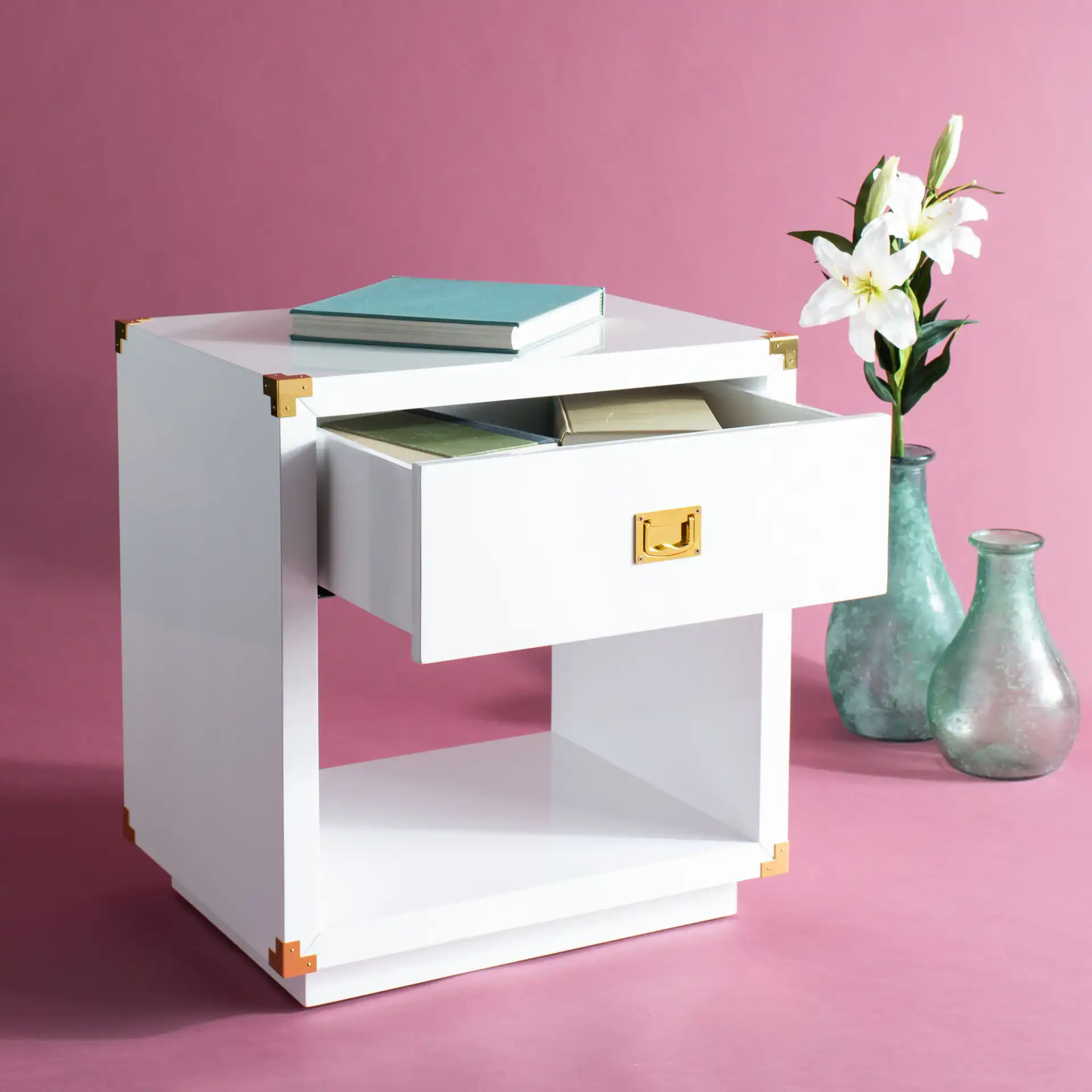 Lella Side Table in White, detail view