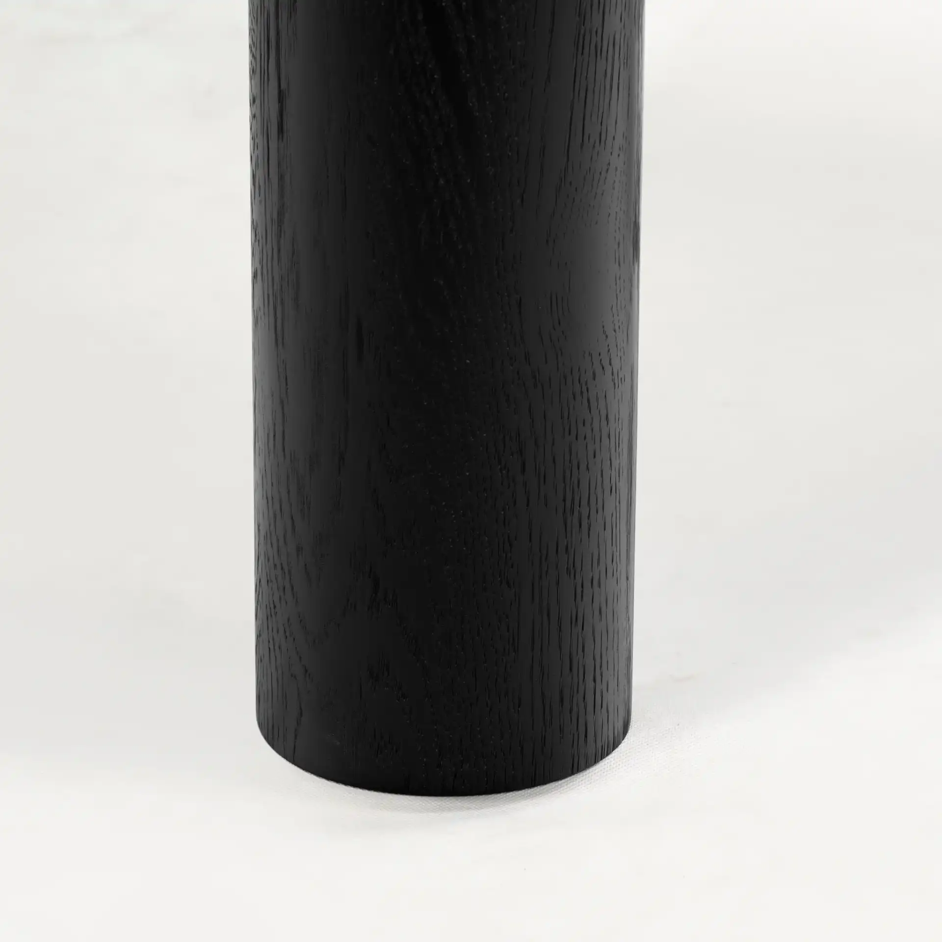 Sofiette Oval Dining Table in Black, detail view