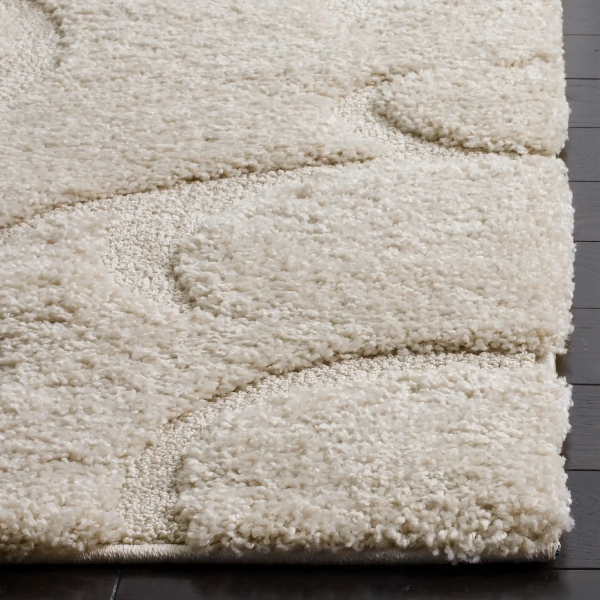 Florida Scrolling Leaf Shag Rug in Cream in a styled room