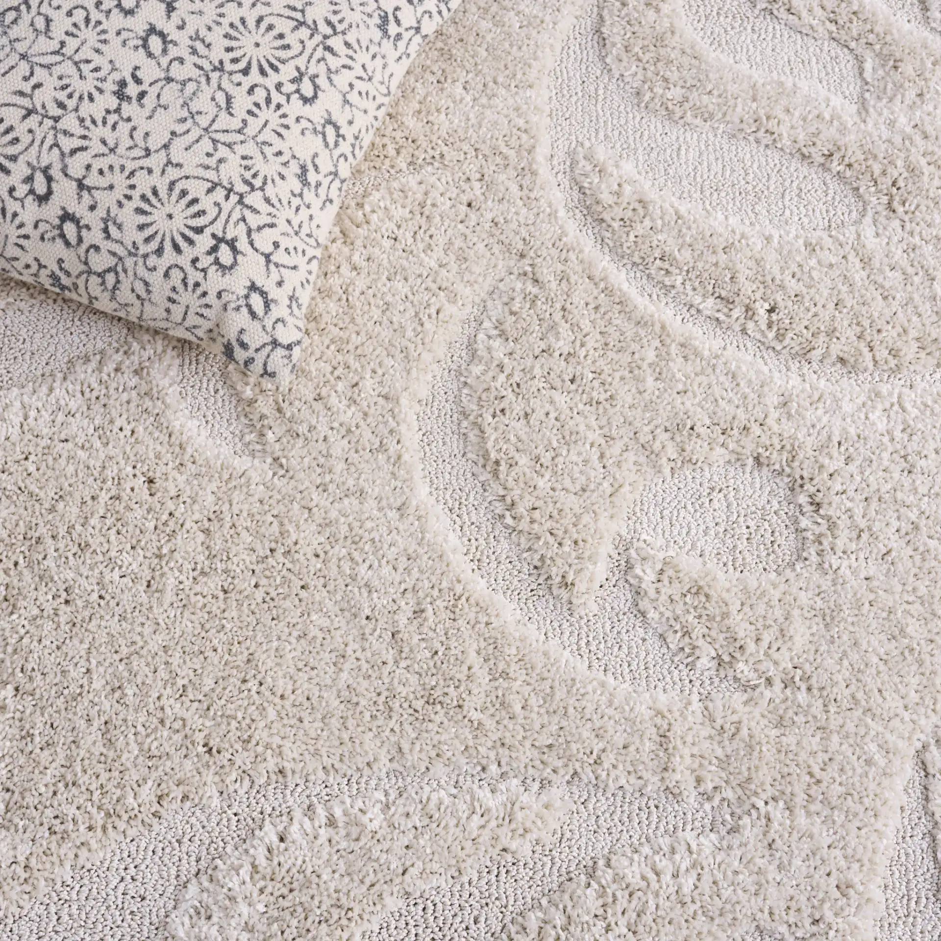 Florida Scrolling Leaf Shag Rug in Cream in a styled room