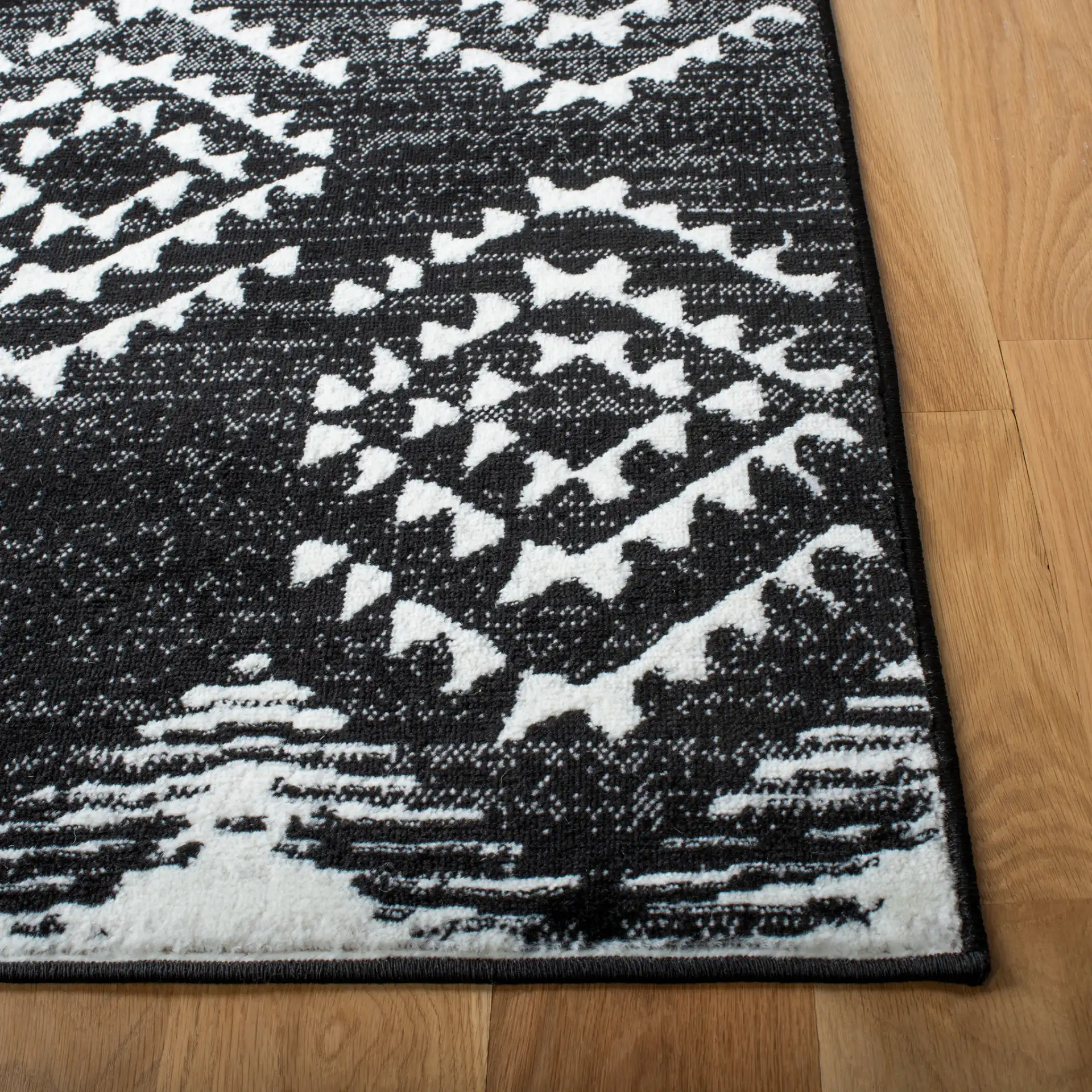 Skyler Nested Diamond Rug in Black / Ivory
