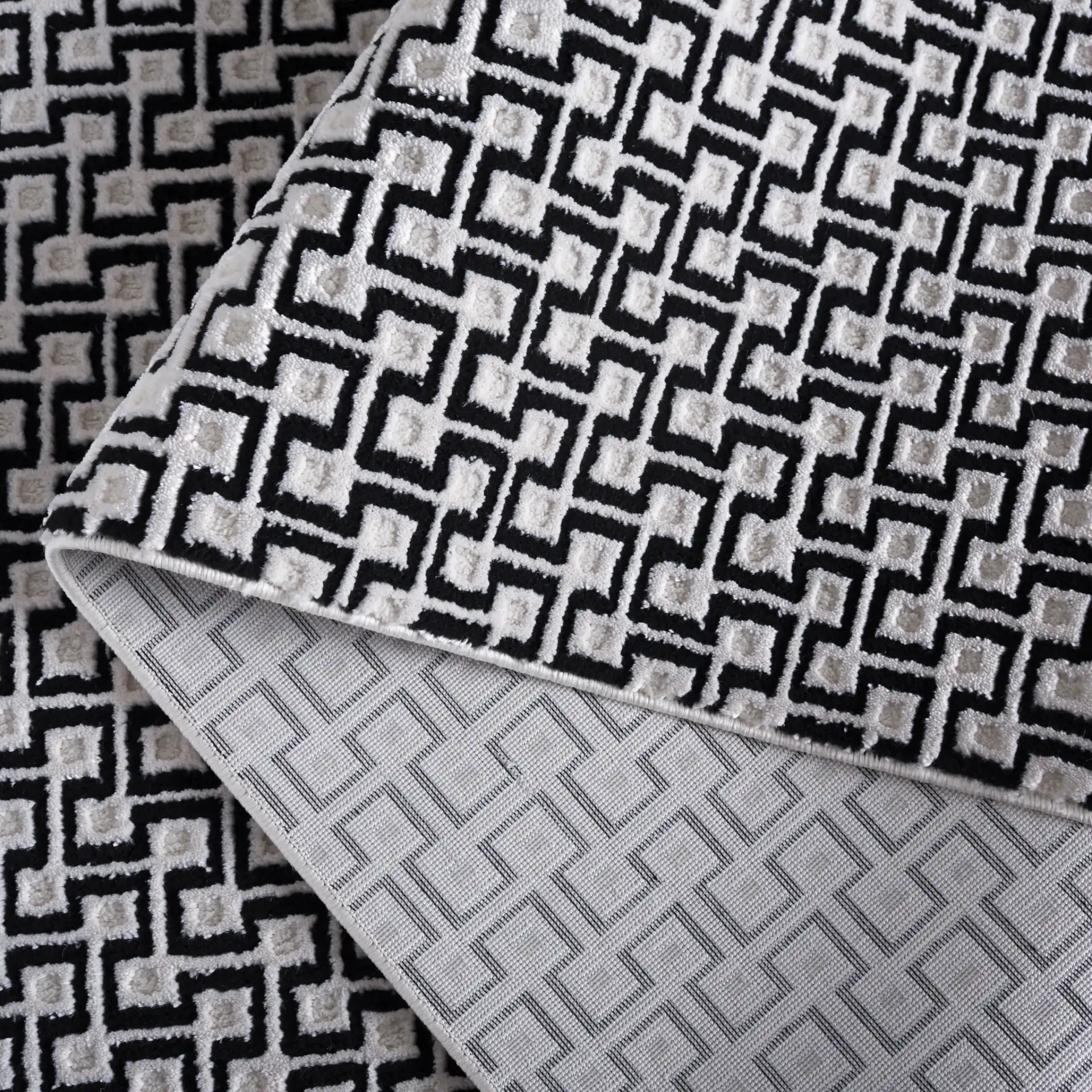 Slate Interlocking Maze Rug in Ivory / Black in a styled room