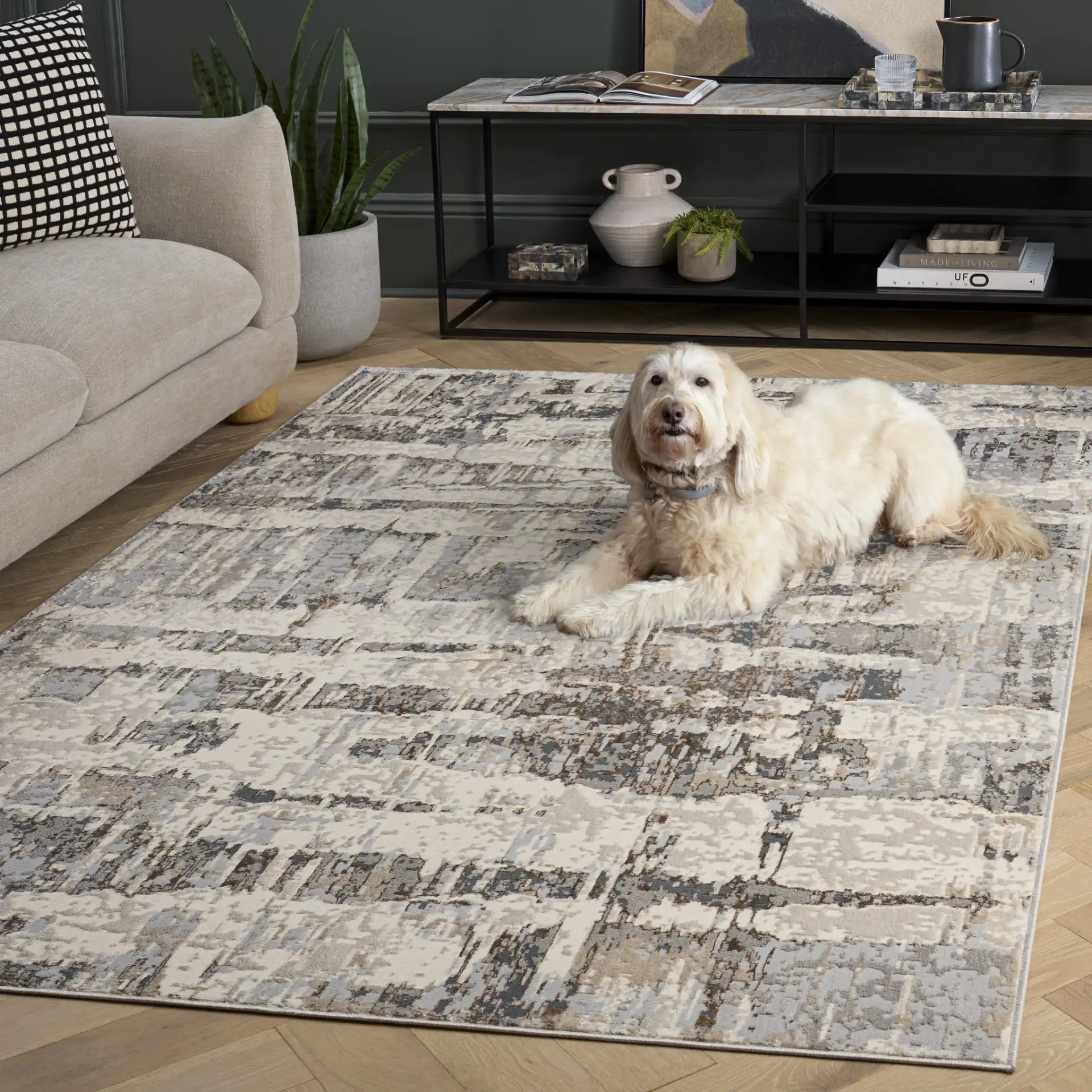 Spectrum Modern Abstract Rug in Ivory / Gray in a styled room
