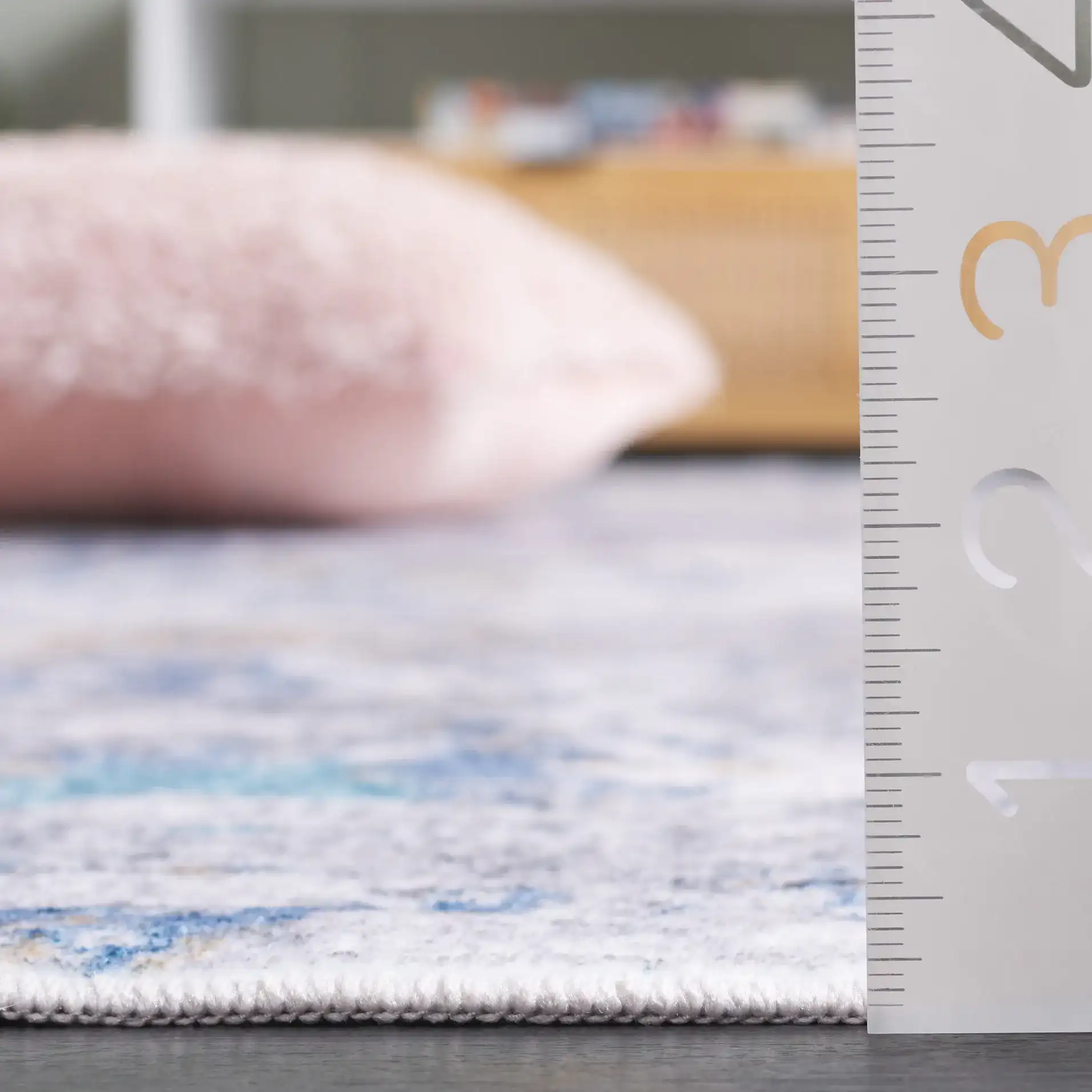 Santa Monica Mottled Abstract Washable Rug in Ivory / Blue in a styled room
