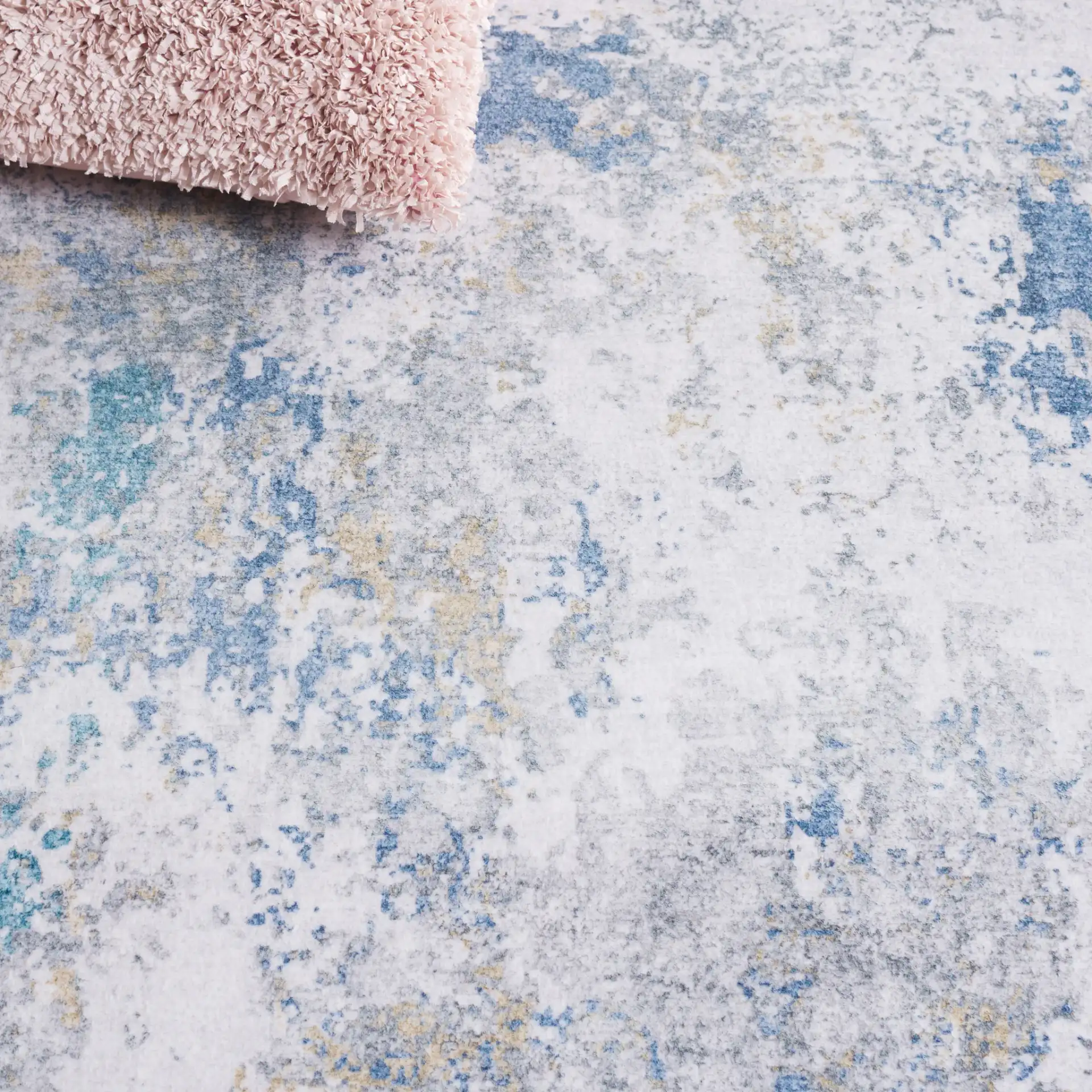 Santa Monica Mottled Abstract Washable Rug in Ivory / Blue in a styled room