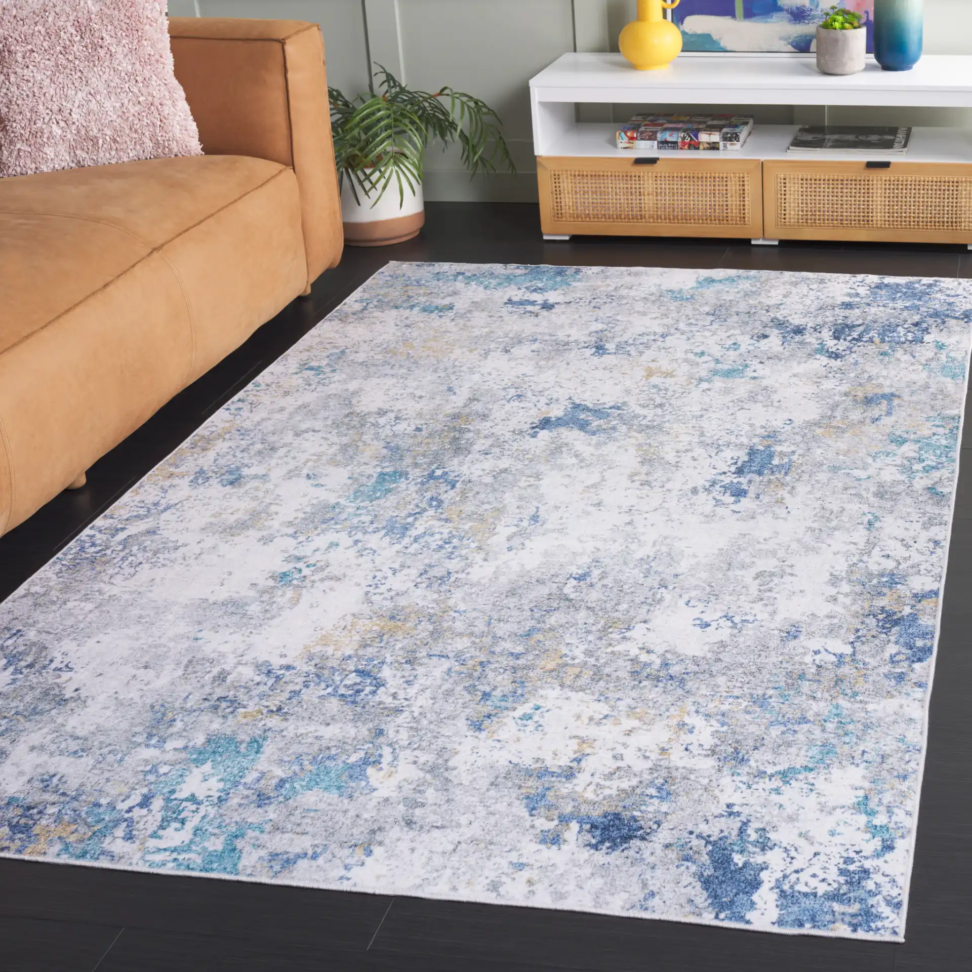 Santa Monica Mottled Abstract Washable Rug in Ivory / Blue in a styled room