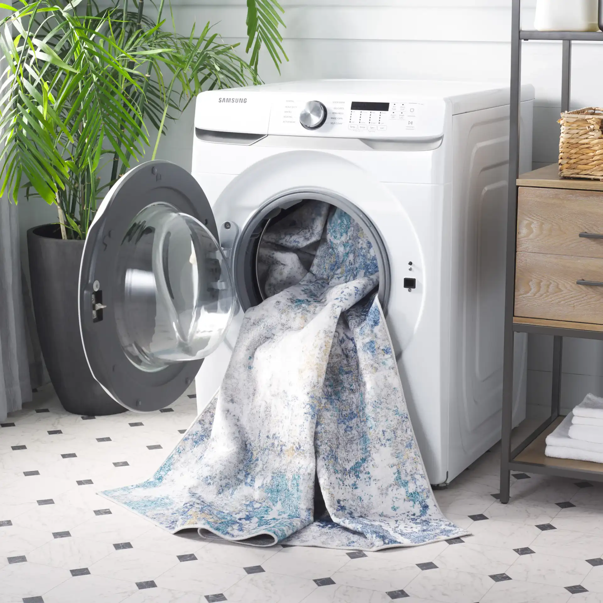 Santa Monica Mottled Abstract Washable Rug in Ivory / Blue in a styled room