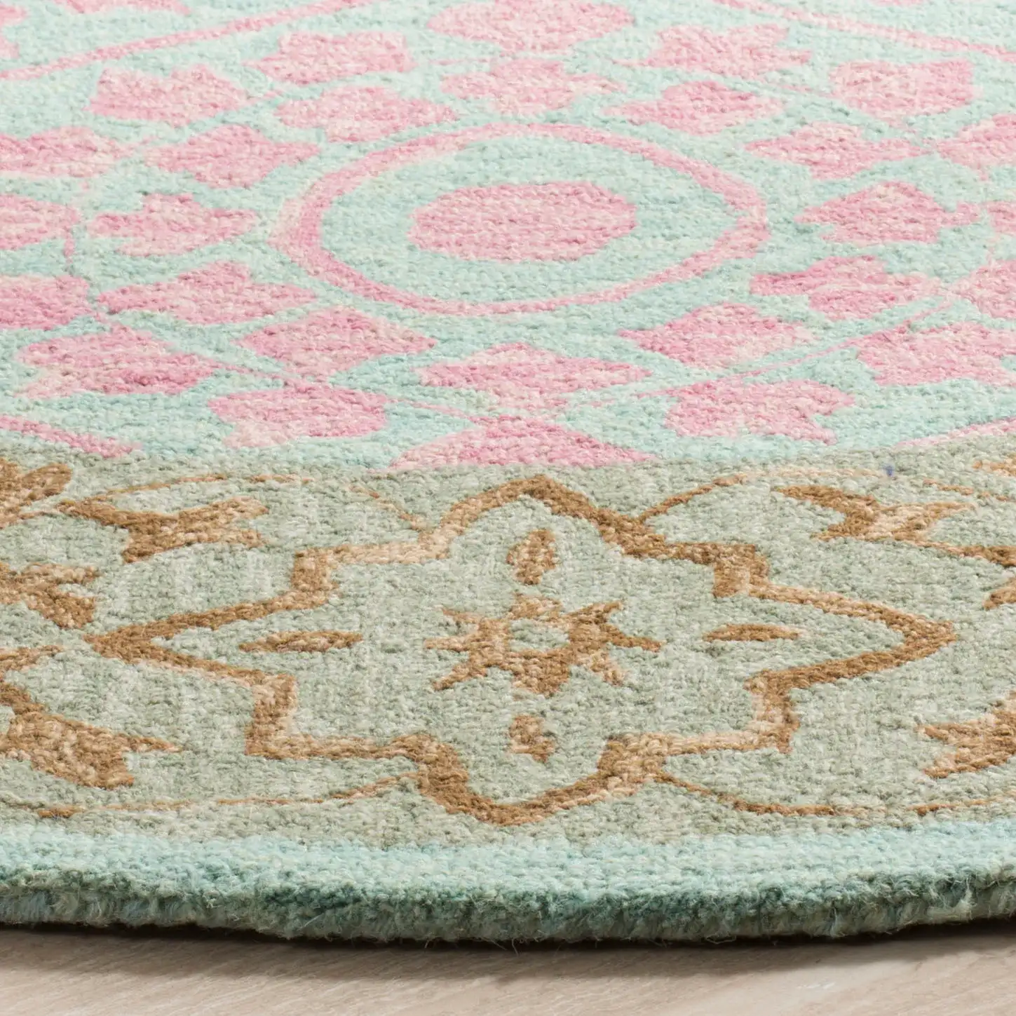 Suzani Bordered Ogee Hand-Hooked Wool Rug in Taupe / Pink in a styled room