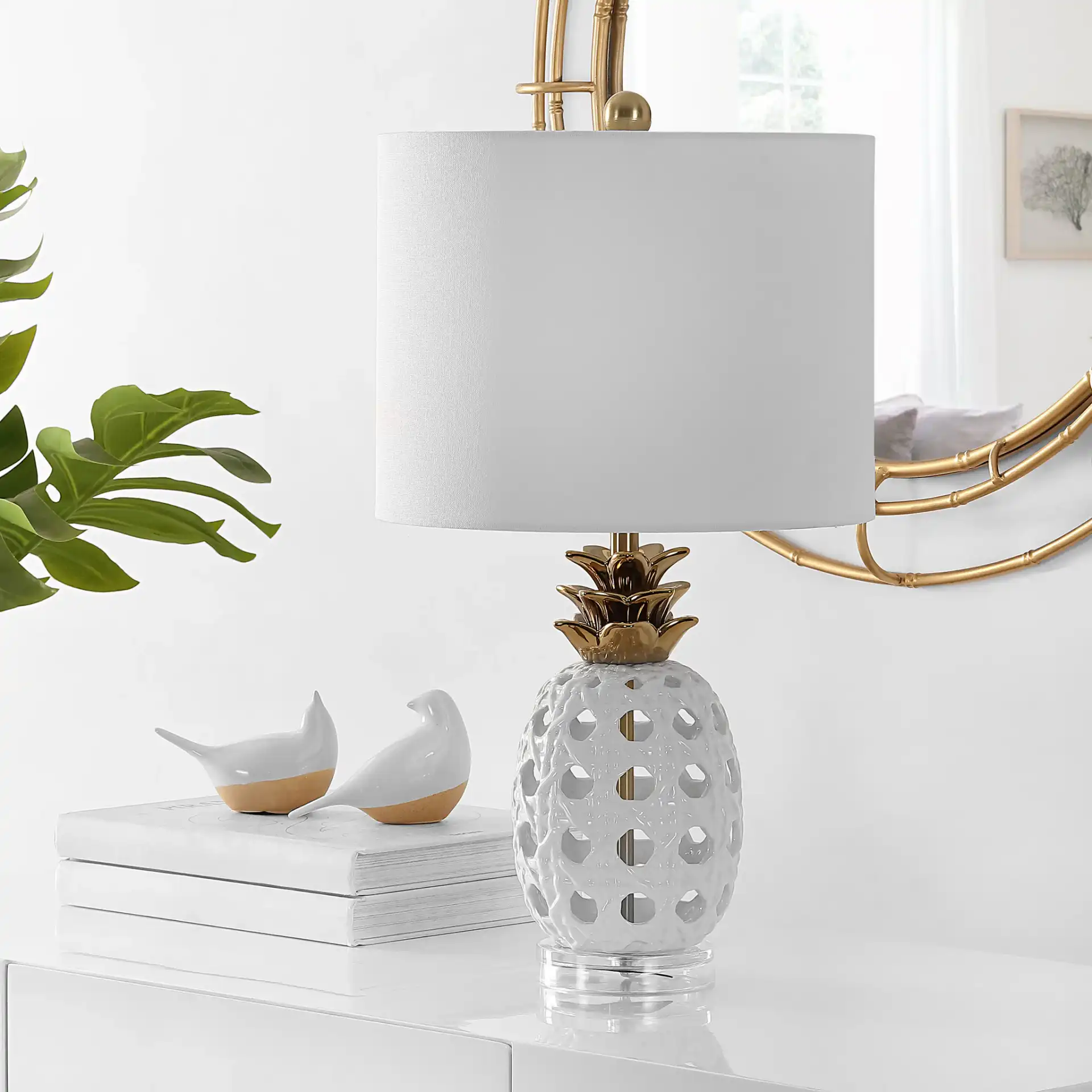 Sonny Table Lamp in White, detail view