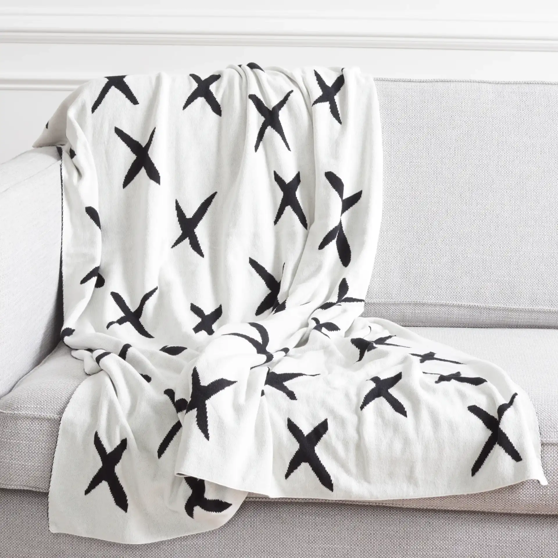 Alto Throw in Black / Ivory, detail view