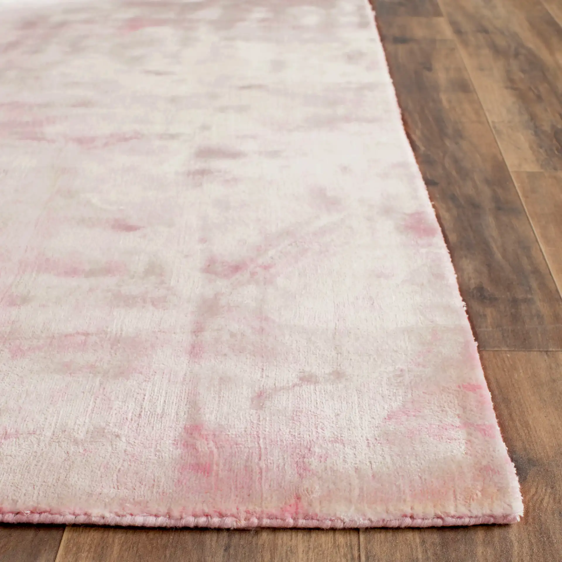 Tibetan Damask Hand-Loomed Viscose Rug in Pink in a styled room