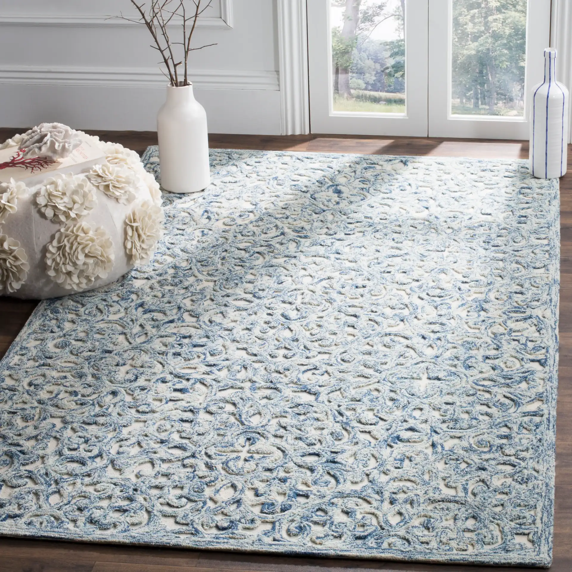 Trace Damask Scroll Hand-Tufted Wool Rug in Blue / Ivory