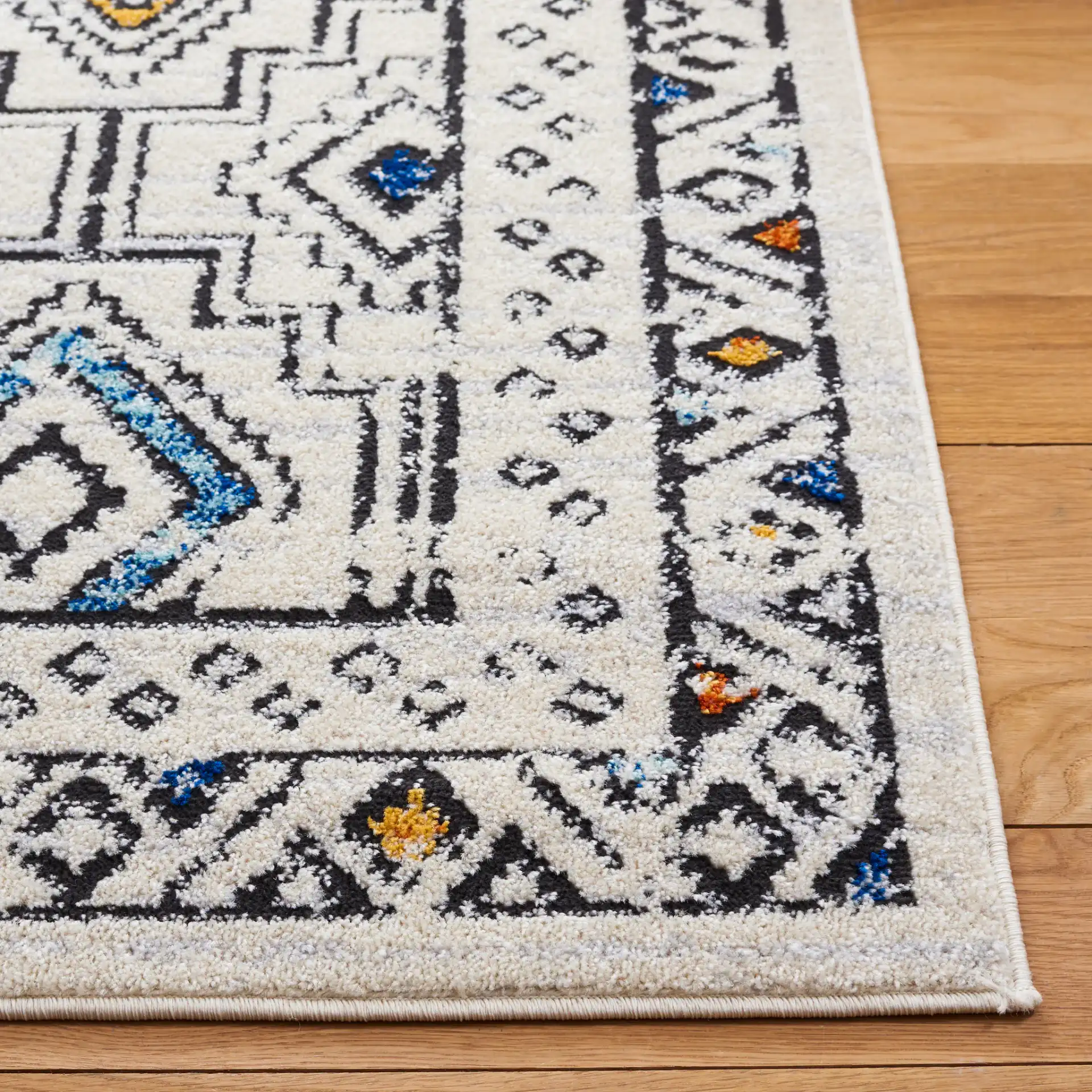 Tulum Bordered Stepped Diamond Rug in Ivory Gray / Blue Rust in a styled room