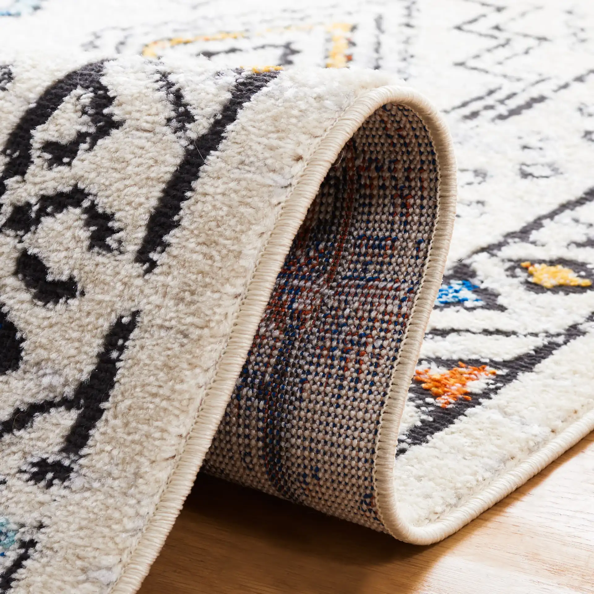 Tulum Bordered Stepped Diamond Rug in Ivory Gray / Blue Rust in a styled room