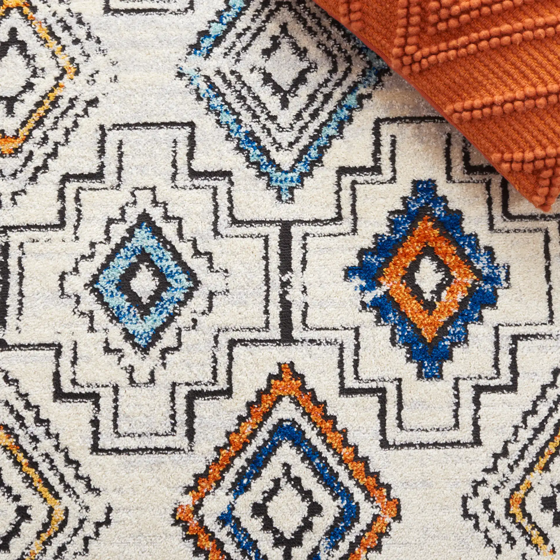 Tulum Bordered Stepped Diamond Rug in Ivory Gray / Blue Rust in a styled room