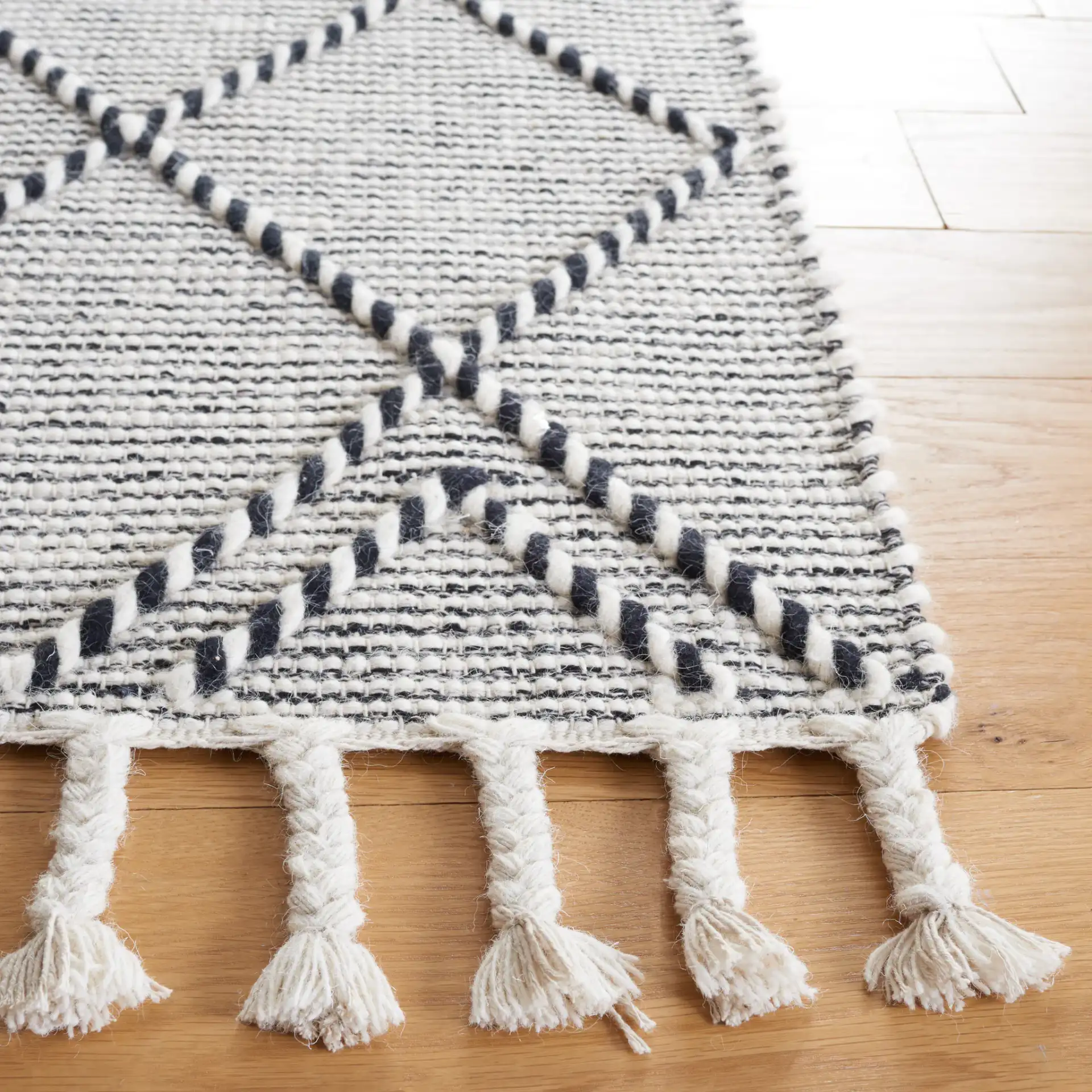 Vermont Thin Diamond Trellis Hand-Woven Wool Rug in Ivory / Black in a styled room