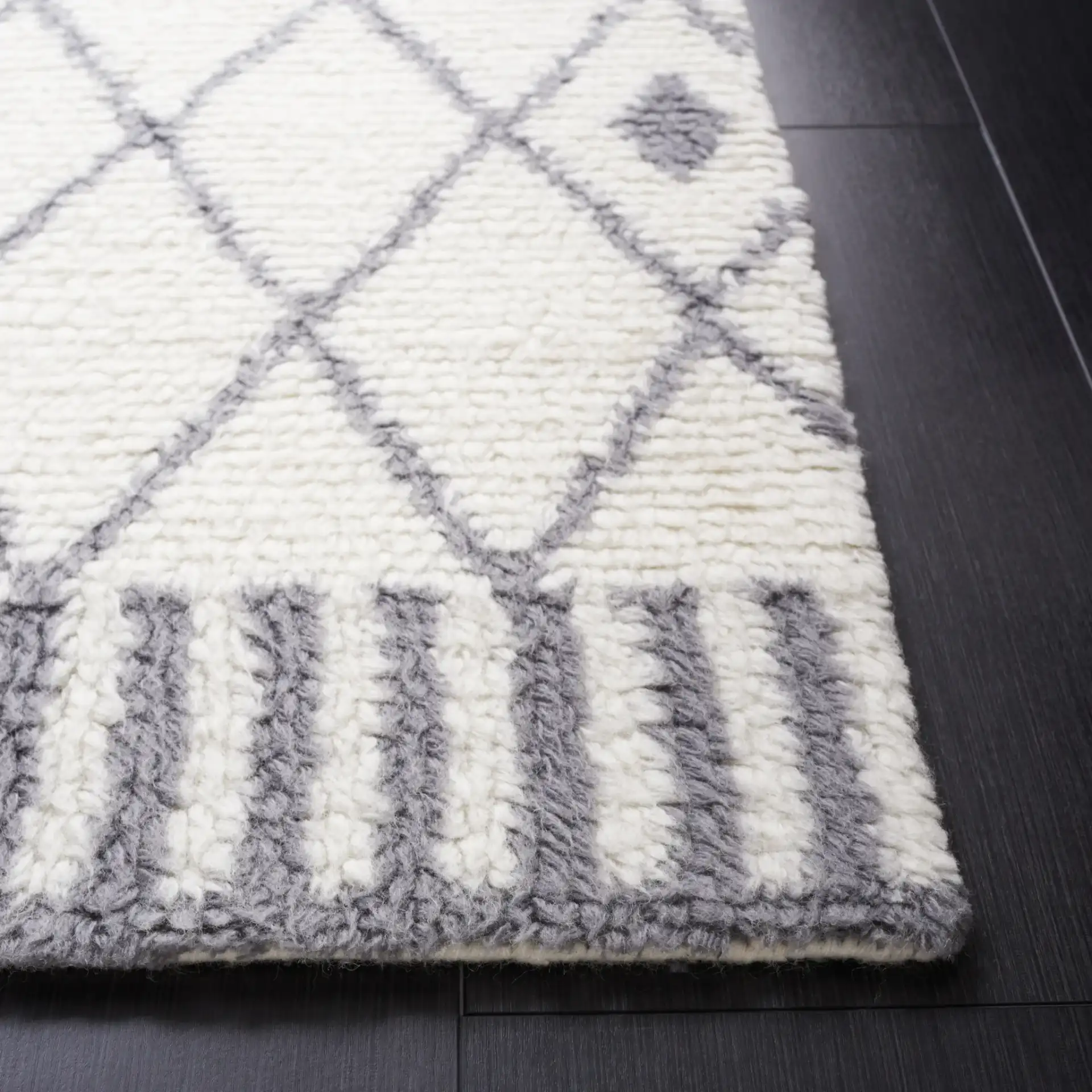 Vermont Moroccan Diamond Trellis Hand-Tufted Wool Rug in Ivory / Gray in a styled room