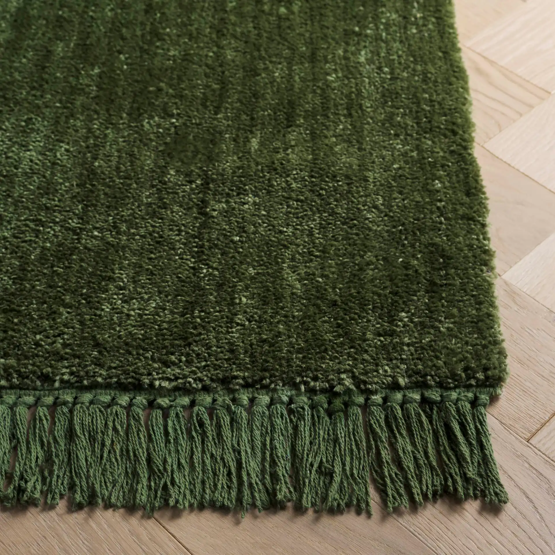 Vermont Ribbed Fringe Rug in Green in a styled room