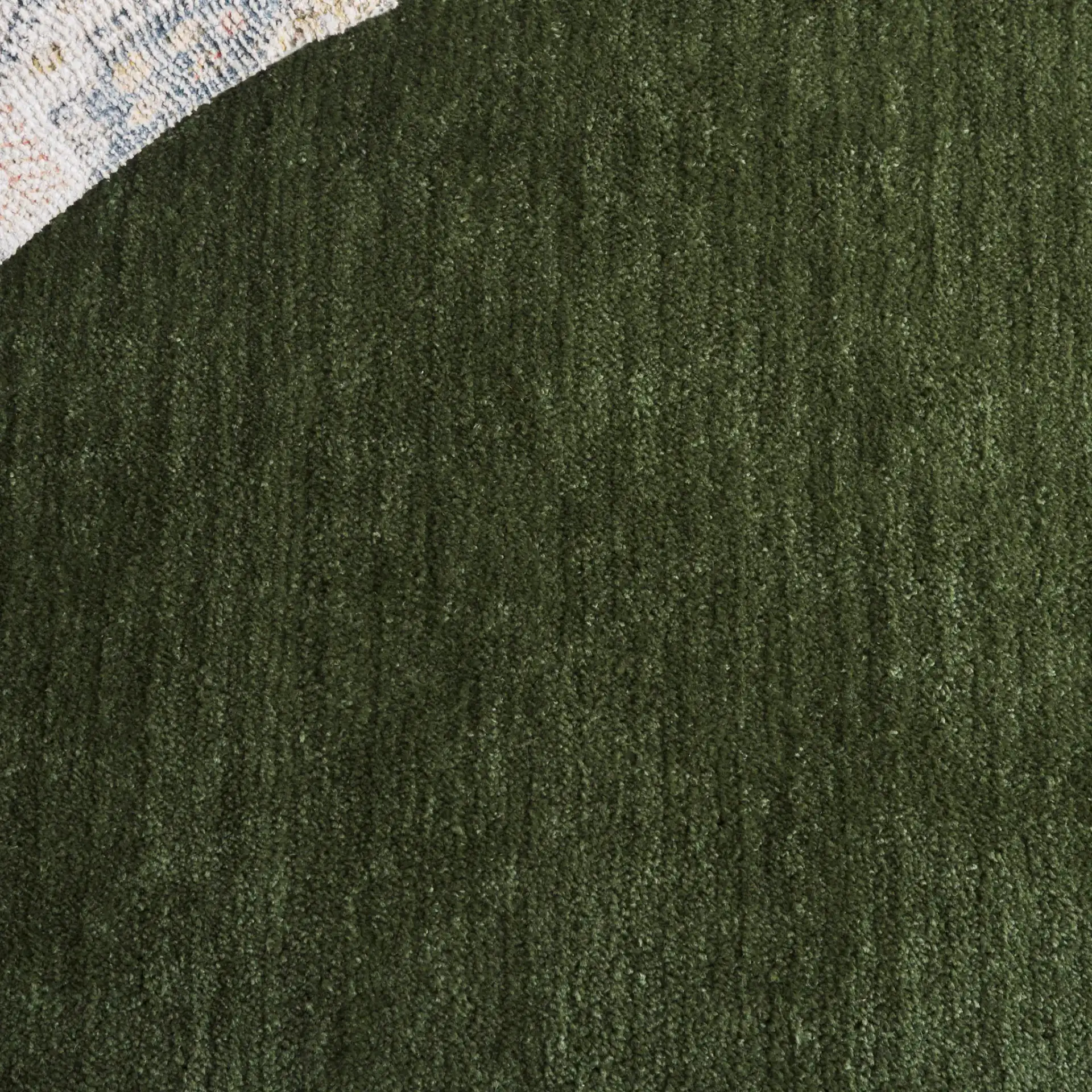 Vermont Ribbed Fringe Rug in Green in a styled room