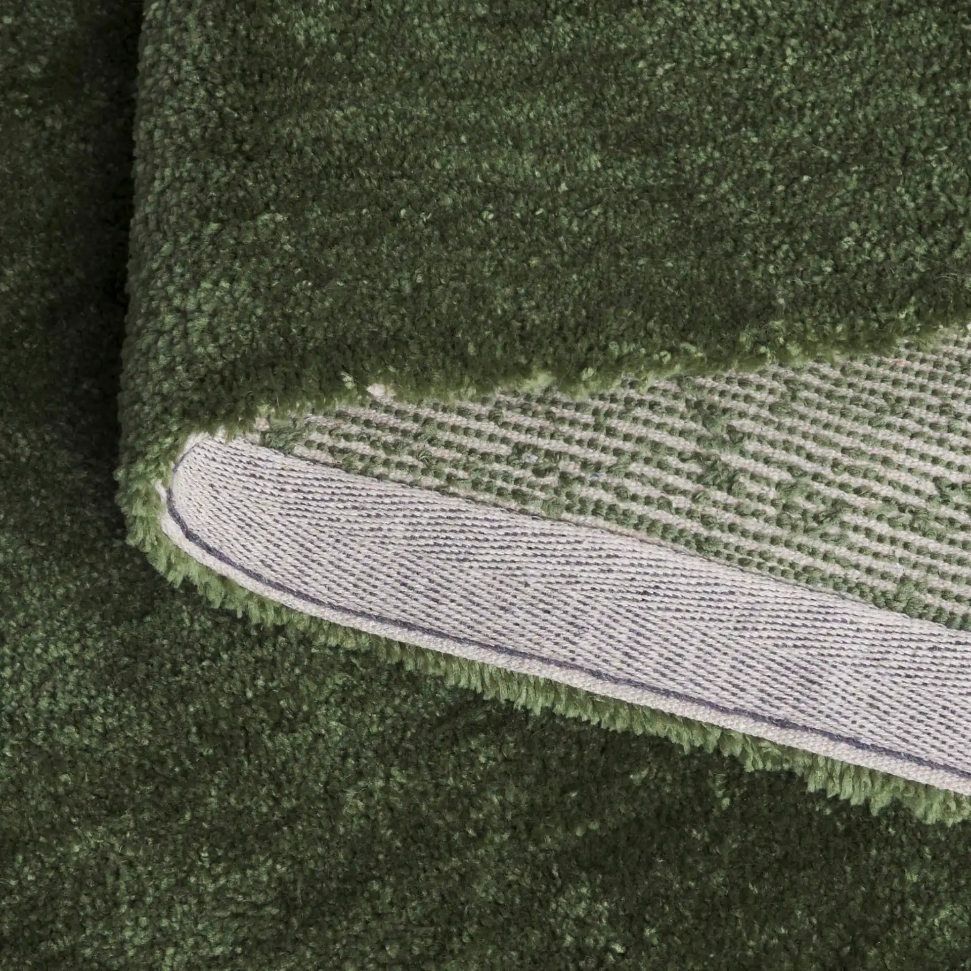 Vermont Ribbed Fringe Rug in Green in a styled room