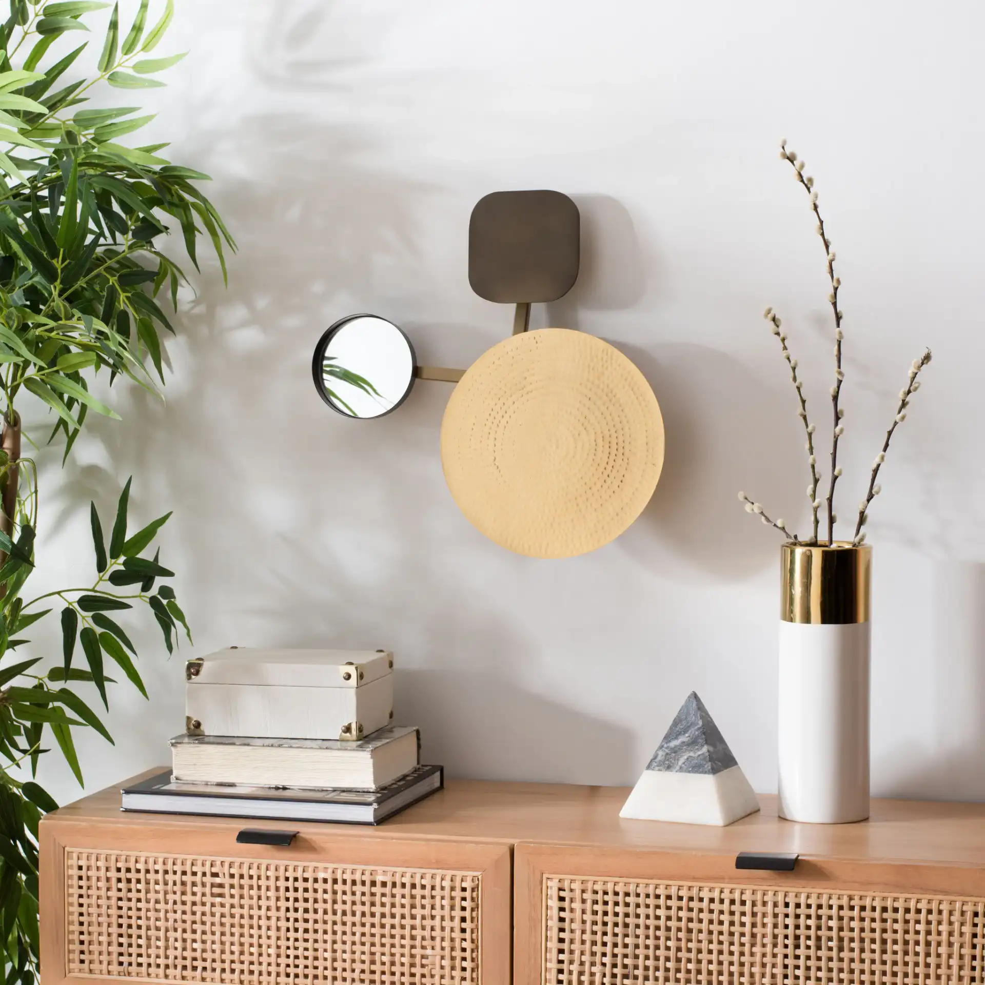 Olosa 17" Wall Decor in Antique Brass, detail view